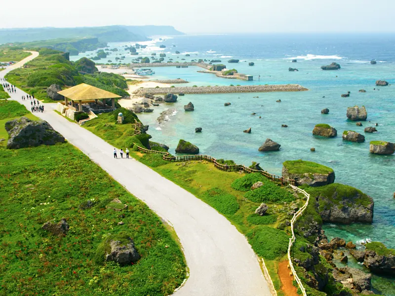 Miyakojima à Okinawa, Japon, enchante par ses plages de sable blanc, ses eaux turquoise et une atmosphère tropicale et détendue