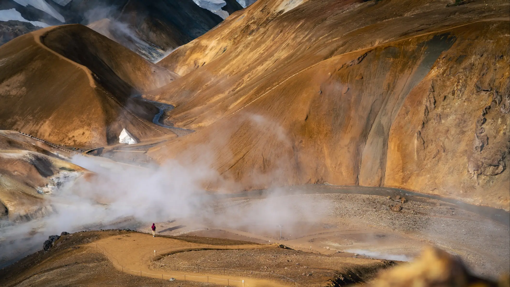 Un magnifique point de vue à Kerlingarfjöll (hautes terres) en Islande, avec un brouillard spectaculaire