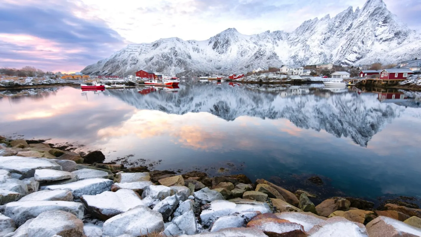 Un coucher de soleil époustouflant sur les montagnes et les fjords des Lofoten, Norvège