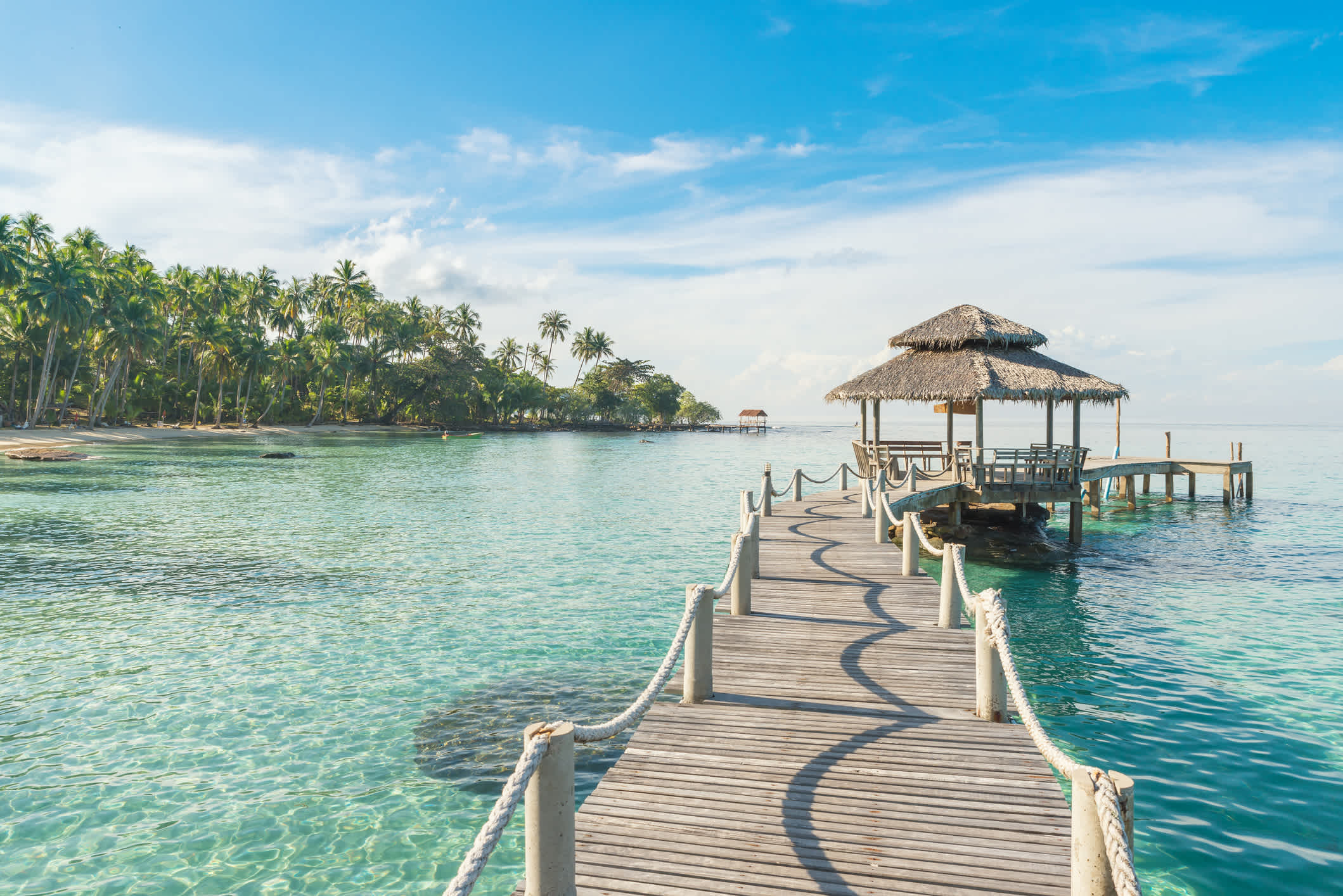 Holzbrücke in Phuket auf sonnigen Tag, Thailand
