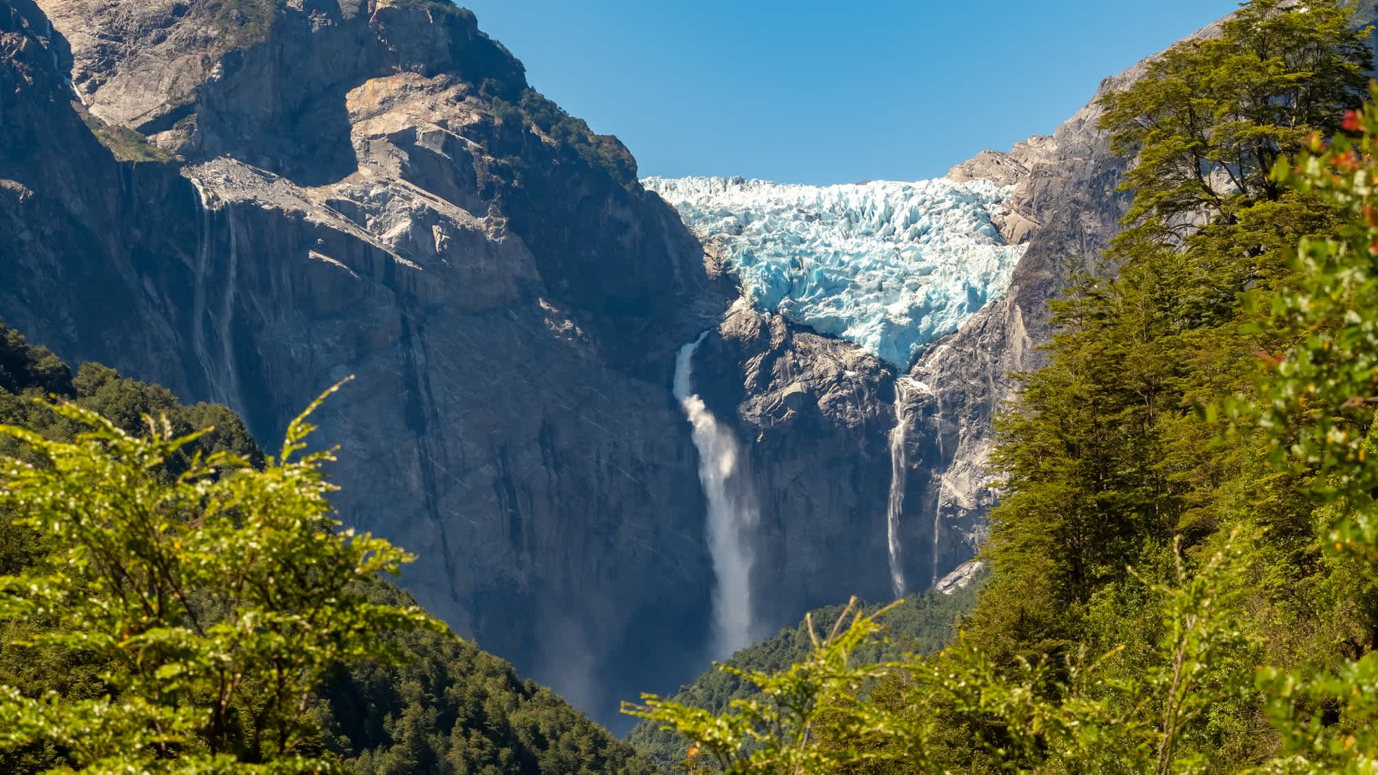 Der Hängende Gletscher (Ventisquero Colgante) mit seinem atemberaubenden Wasserfall mit Metlwasser, das in einem einzigen Höhenunterschied fällt, Queulat Nationalpark, Patagonien, Chile