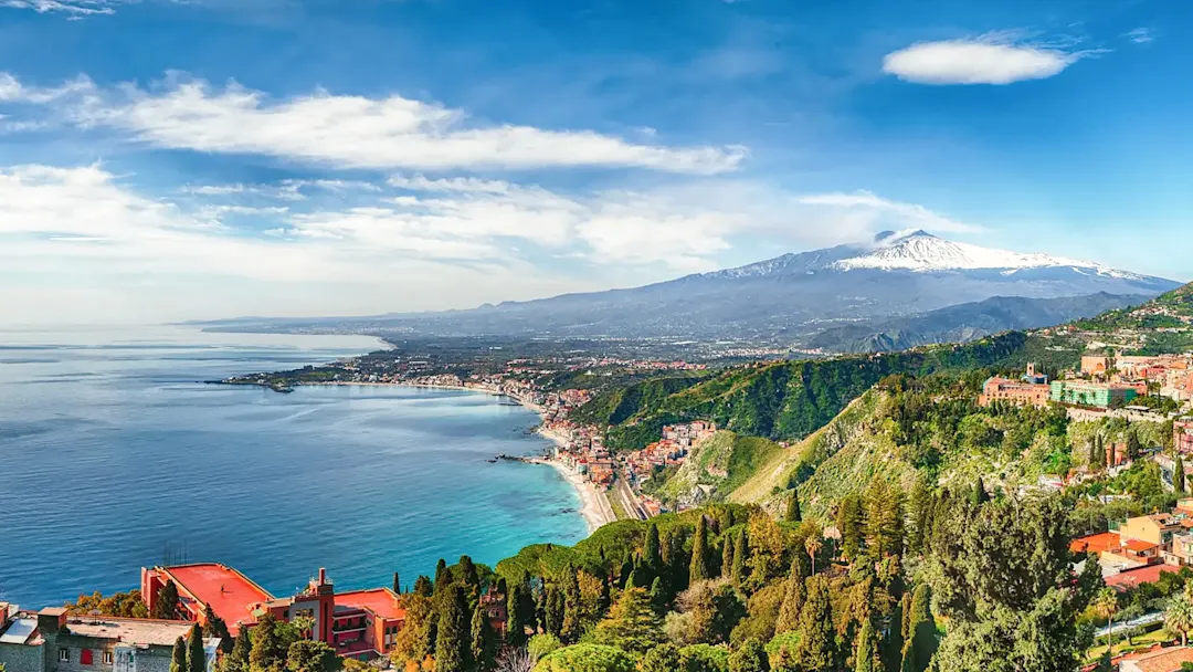 Küste mit Blick auf Ätna und Meer. Taormina, Sizilien, Italien.