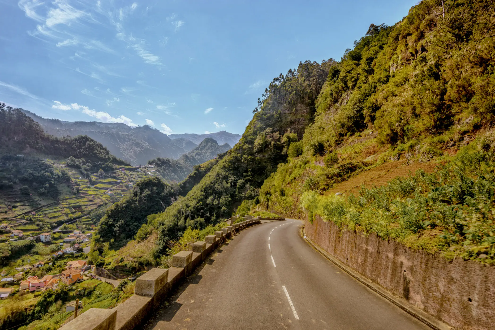 Madeira, Parque Natural do Ribeiro Frio Eine Straße in der Nahe Faial-Dorf im Parque Natural do Ribeiro Frio, Madeira.