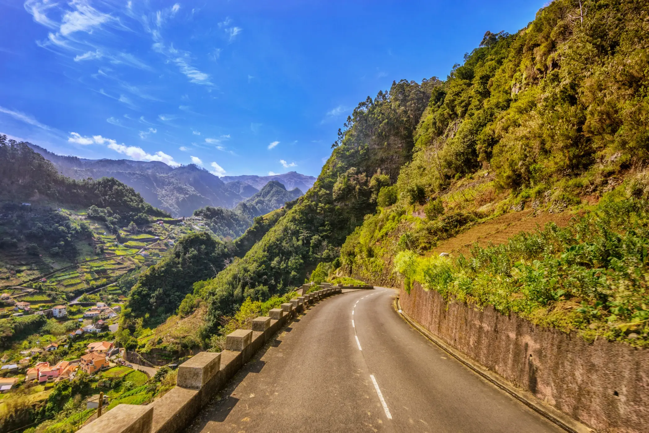 Madeira, Parque Natural do Ribeiro Frio Eine Straße in der Nahe Faial-Dorf im Parque Natural do Ribeiro Frio, Madeira.