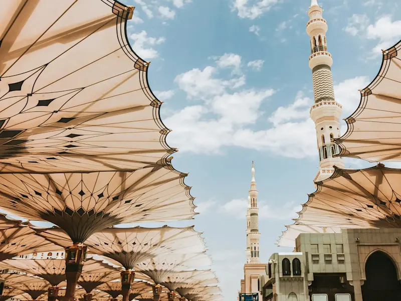 Sights-Saudi-2 Blick auf die Moschee des Propheten in Medina mit ihren ikonischen Sonnenschirmen. Medina, Saudi-Arabien.