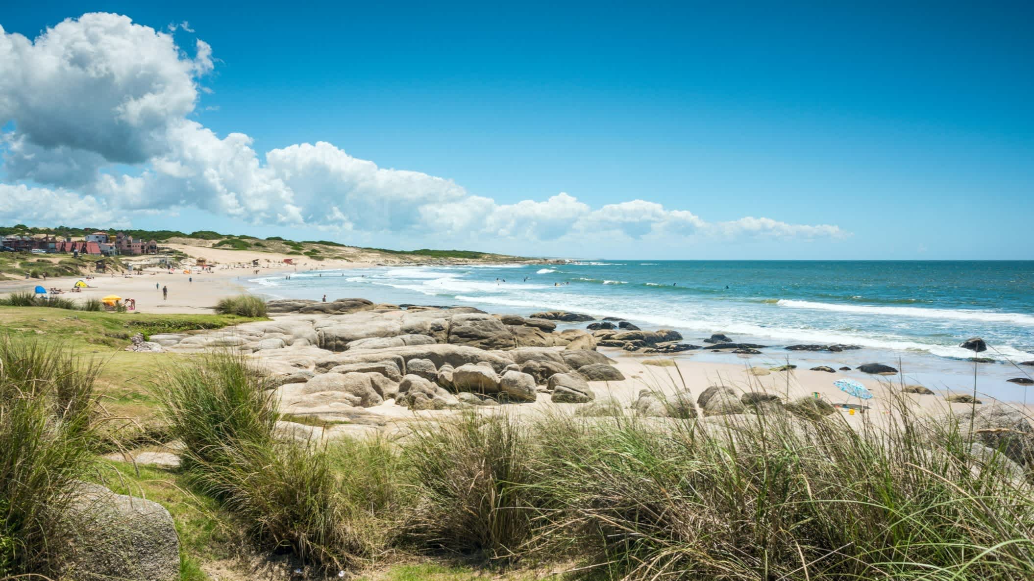 Der Strand in Punta del Diablo, Provinz Rocha, Uruguay