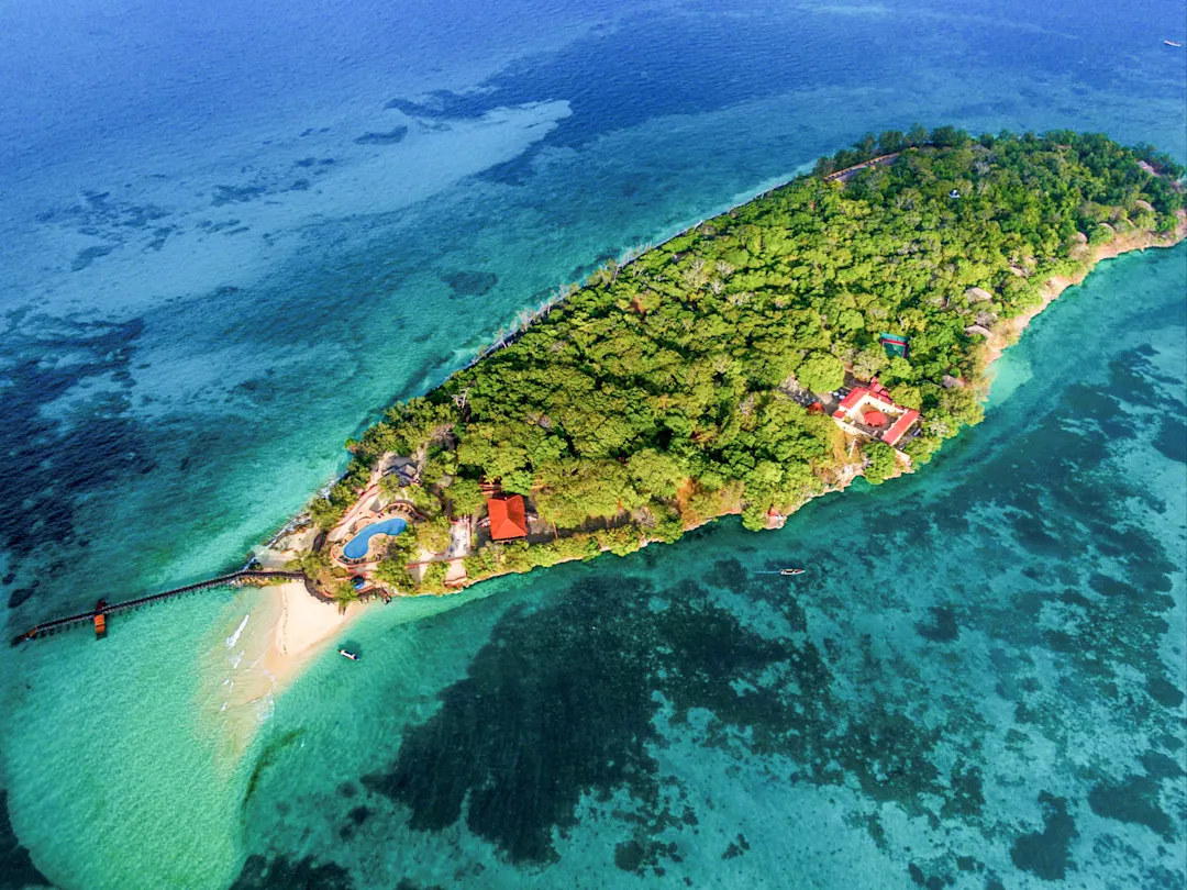 Die Gefängnisinsel (Changuu Island) vor der Küste von Sansibar in Tansania ist bekannt für ihre historischen Ruinen und ihre weiße Sandstrände, die von Schildkröten bewohnt werden