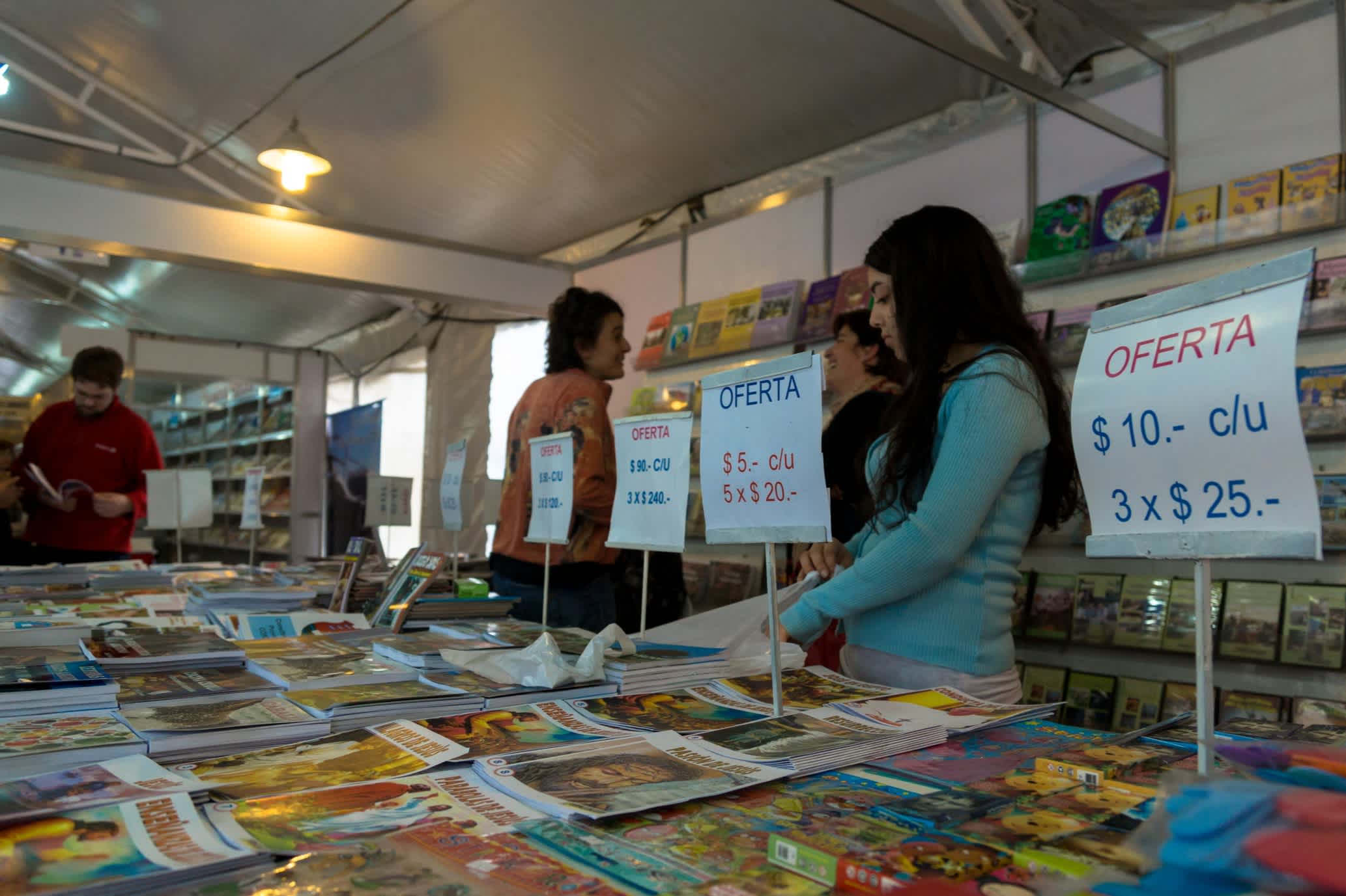 Messestand auf einer Buchmesse mit Preisschildern