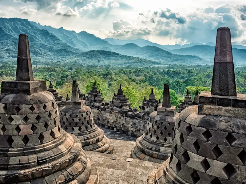 L'Indonésie, Java, Borobudur, stupas Stupas historiques avec vue sur la montagne, Borobudur, Java, Indonésie.