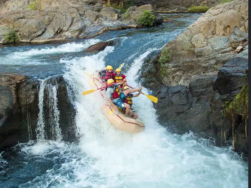 Costa Rica, Heredia, Puerto Viejo, Wildwasser-Rafting Cours de rafting en eaux vives à Puerto Viejo, Heredia, Costa Rica.