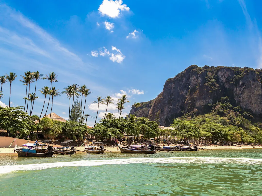 Ao Nang in Thailand bietet atemberaubende Strände, umgeben von beeindruckenden Felsen und einem klaren, blauen Meer – ein Paradies für Strandliebhaber und Abenteurer