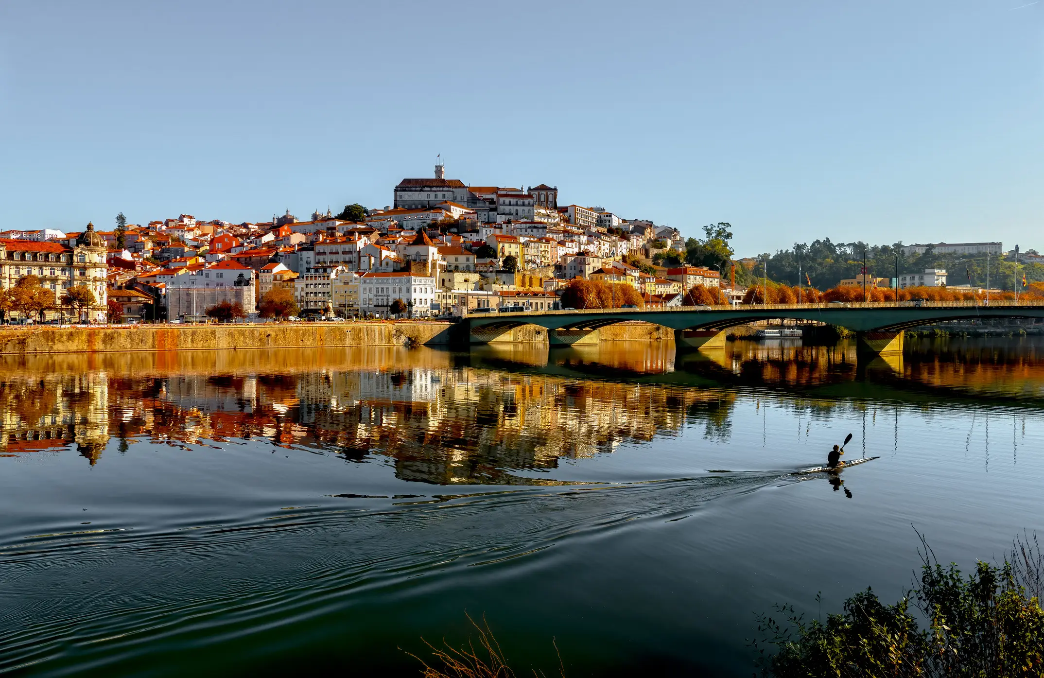 Portugal, Kajakfahren Blick auf Coimbra und den Fluss Mondego mit einzelnen Kajakfahrern, Portugal.