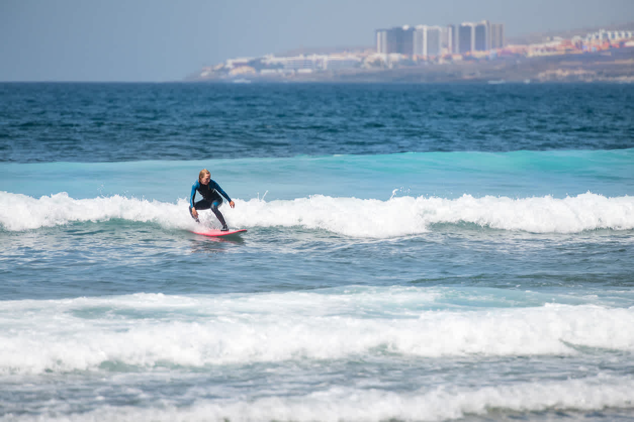 Femme sur les vagues à Ténériffe, Playa de las Americas, Espagne