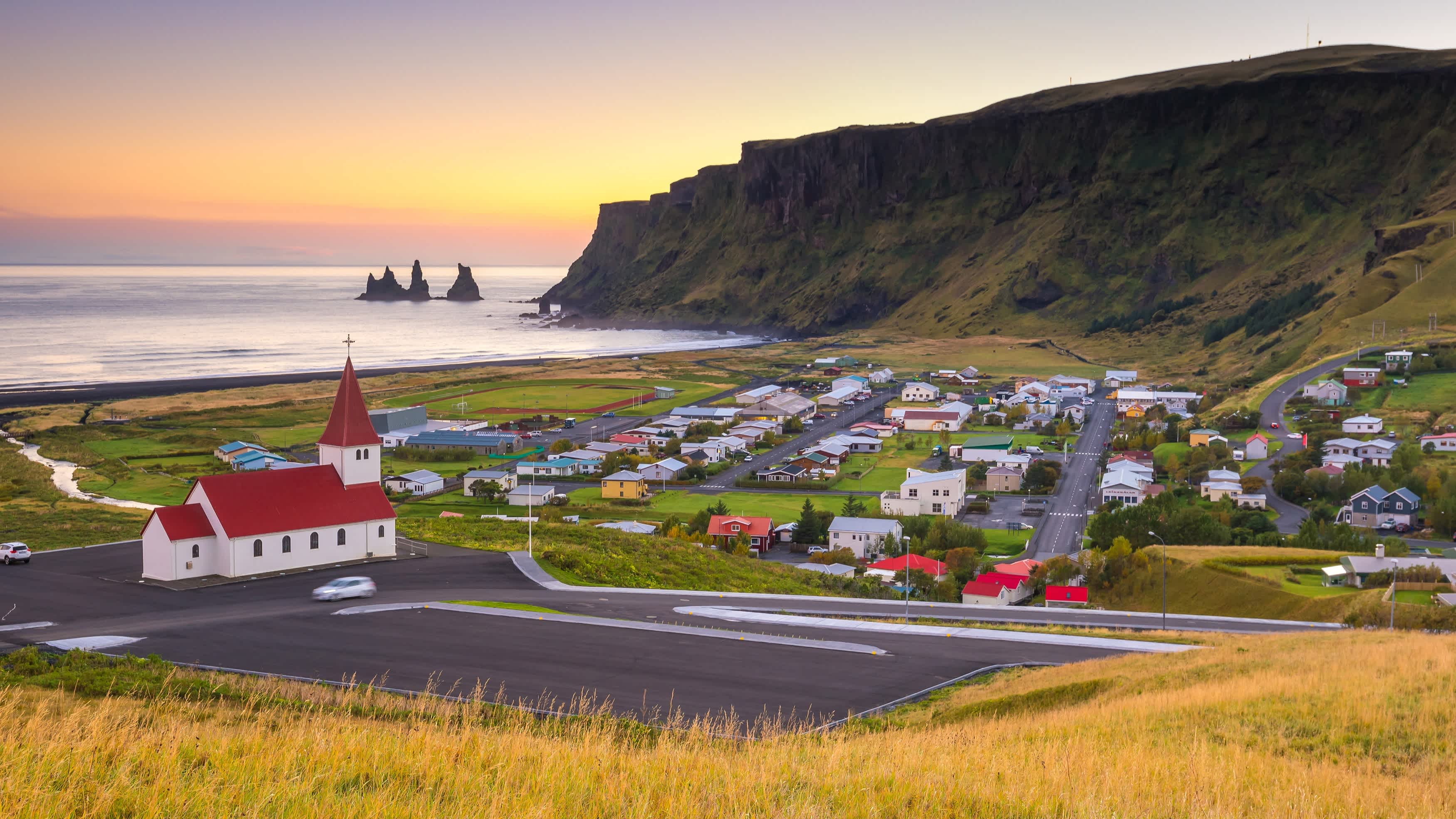 Point de vue de l'église de Vik au coucher du soleil en Islande