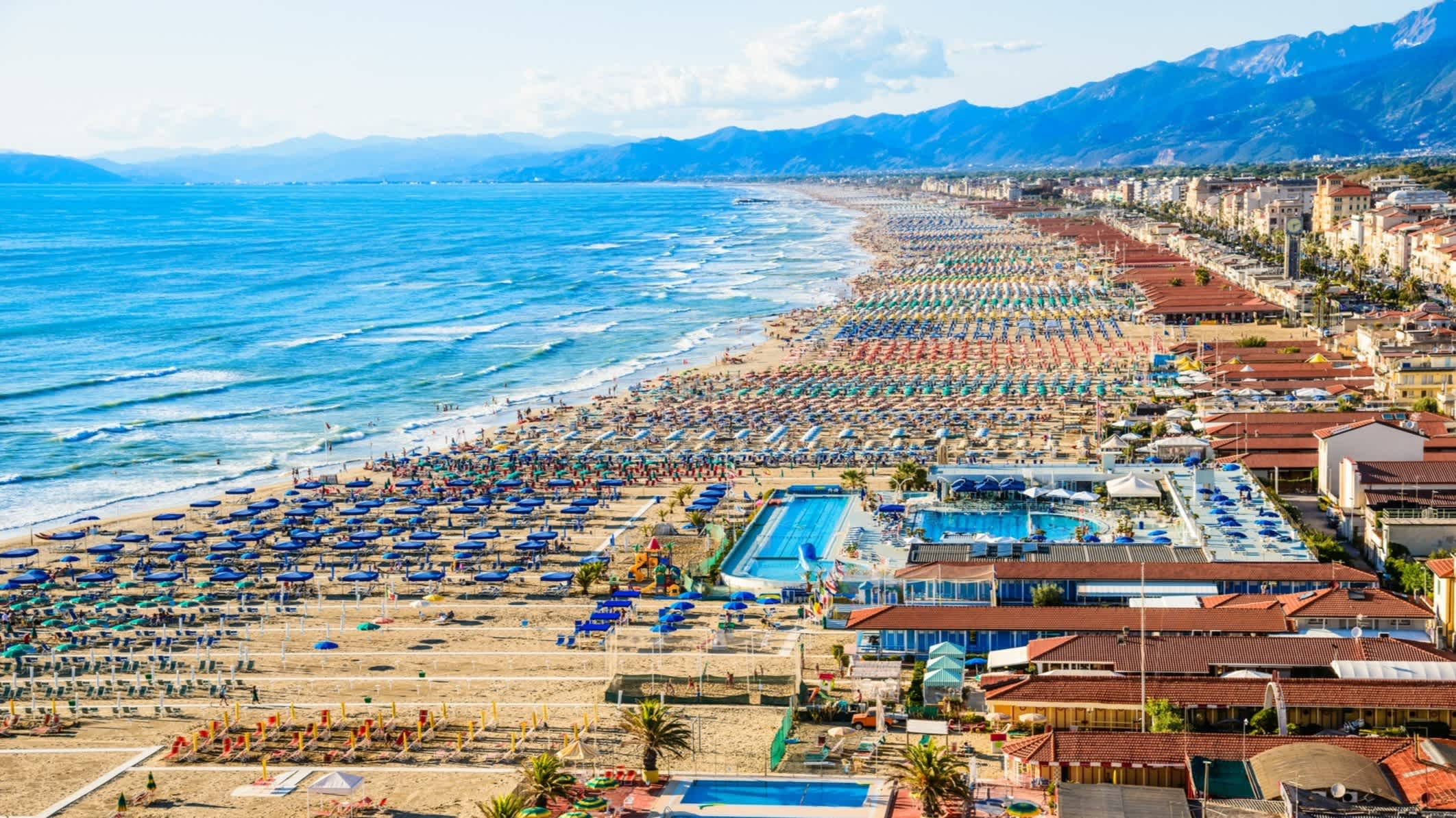 Panoramablick auf die bebaute Küste in Viareggio, Toskana, Italien bei sonnigem Wetter.

