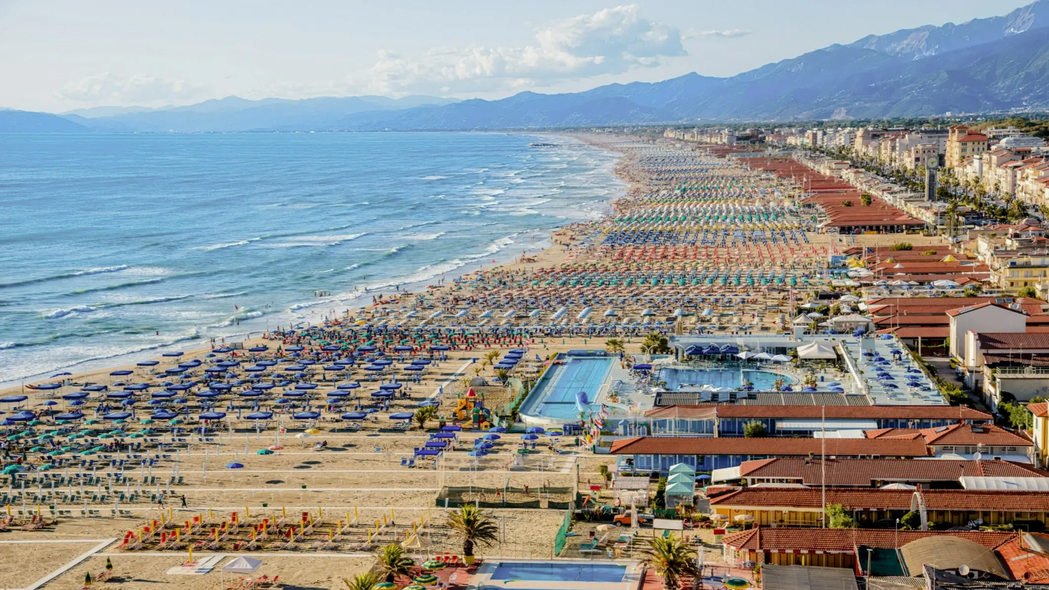Italien, Toskana, Viareggio Panoramablick auf die bebaute Küste in Viareggio, Toskana, Italien bei sonnigem Wetter.