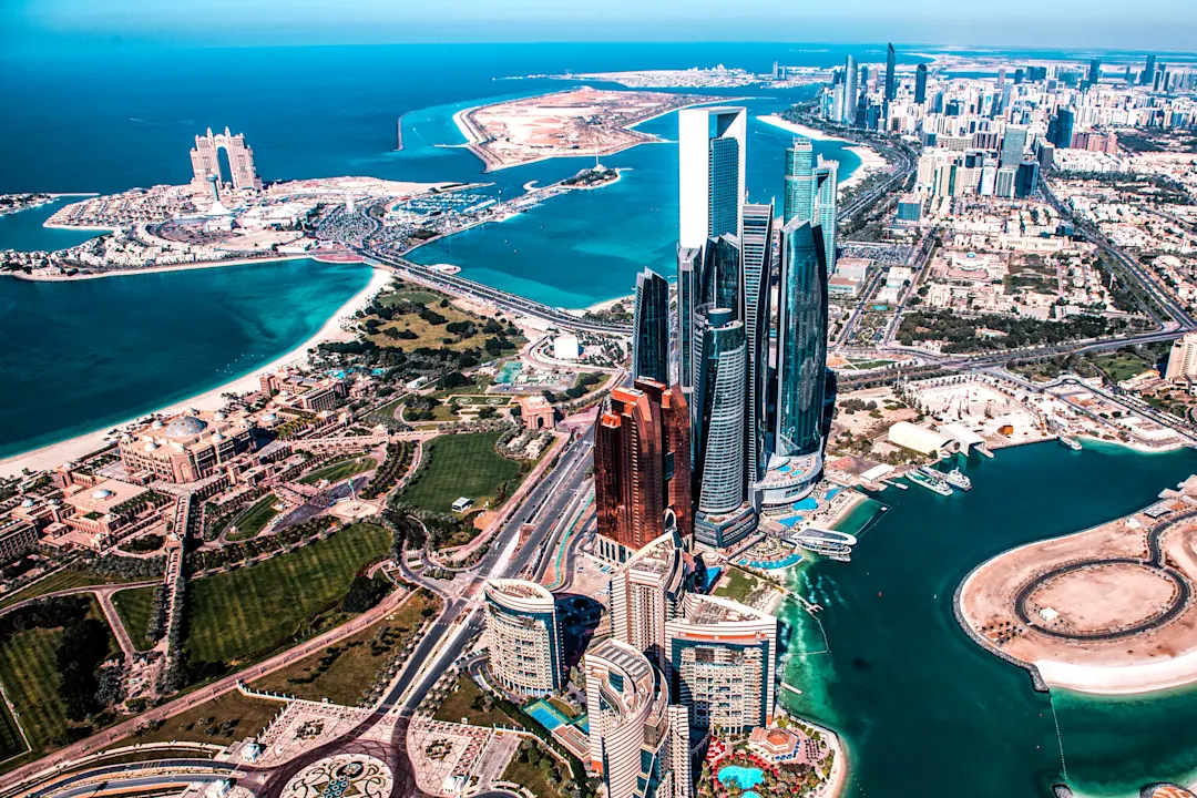 Skyline Abu Dhabi mit Wolkenkratzen von oben gesehen