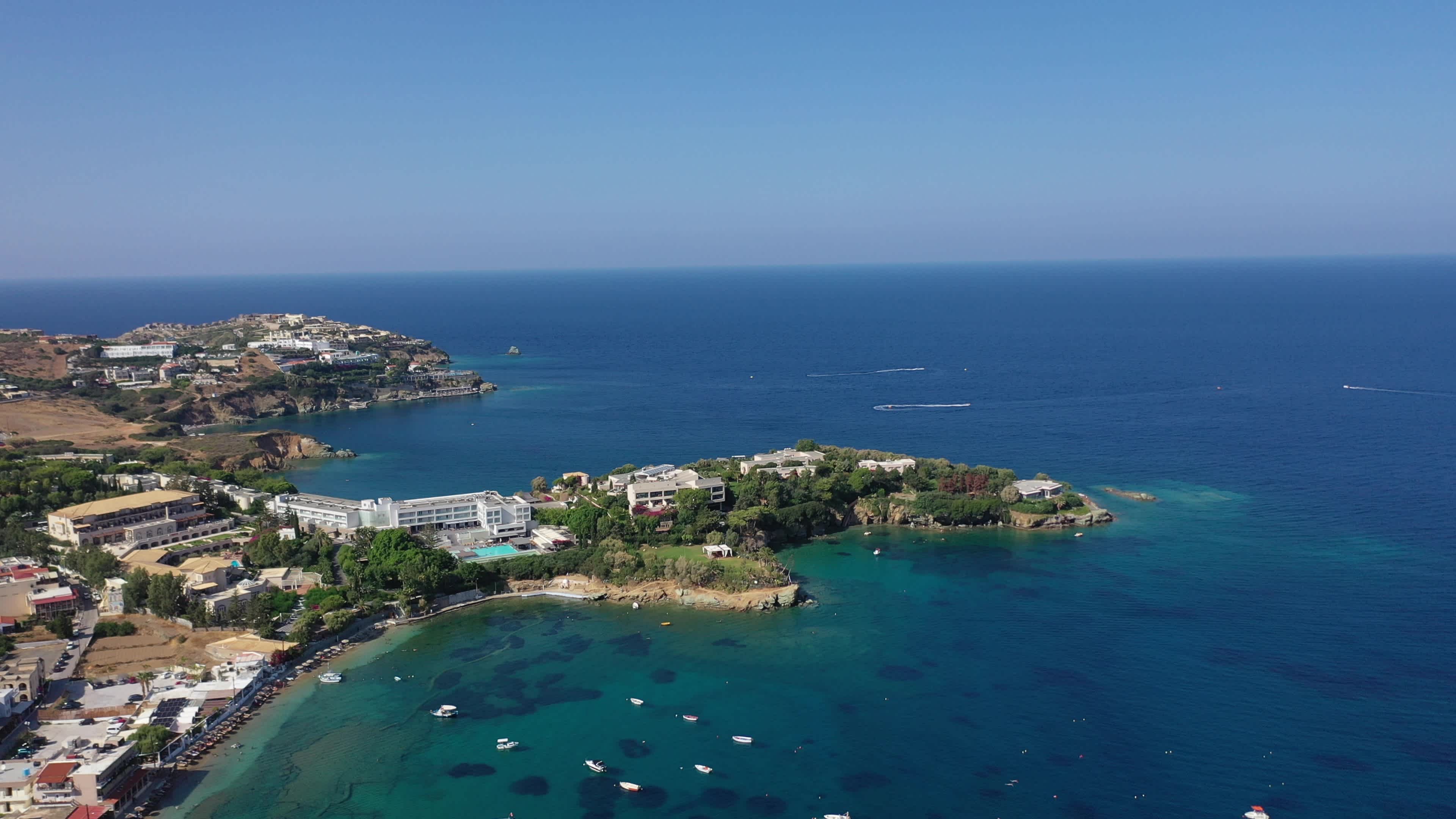 Luftaufnahme der Evita Bay auf Kreta, Griechenland bei klarem Wetter und mit Blick auf die bebaute Küste.
