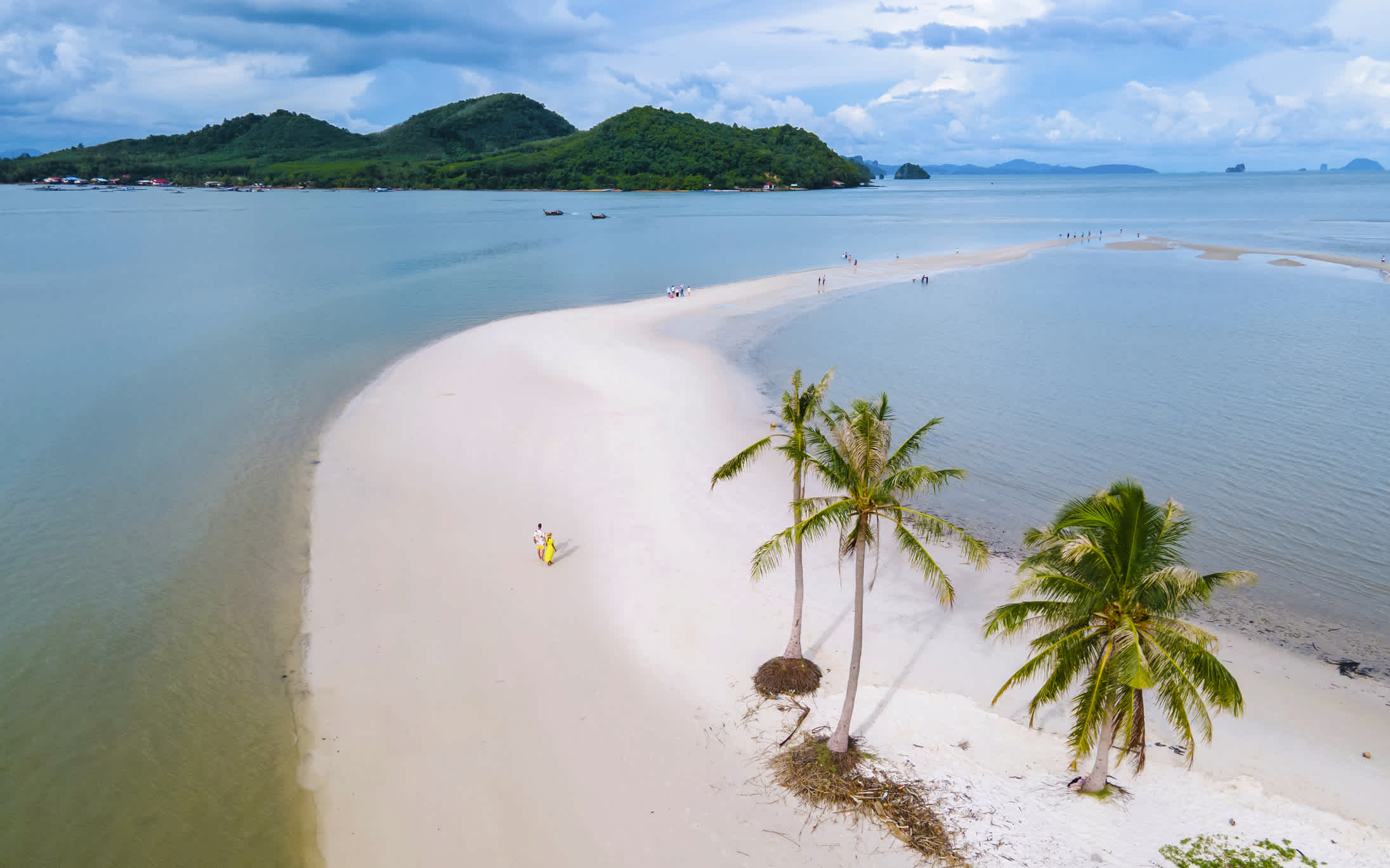 Vue aérienne de la plage avec des palmiers sur l'île de Koh Yao Yai, Thaïlande.