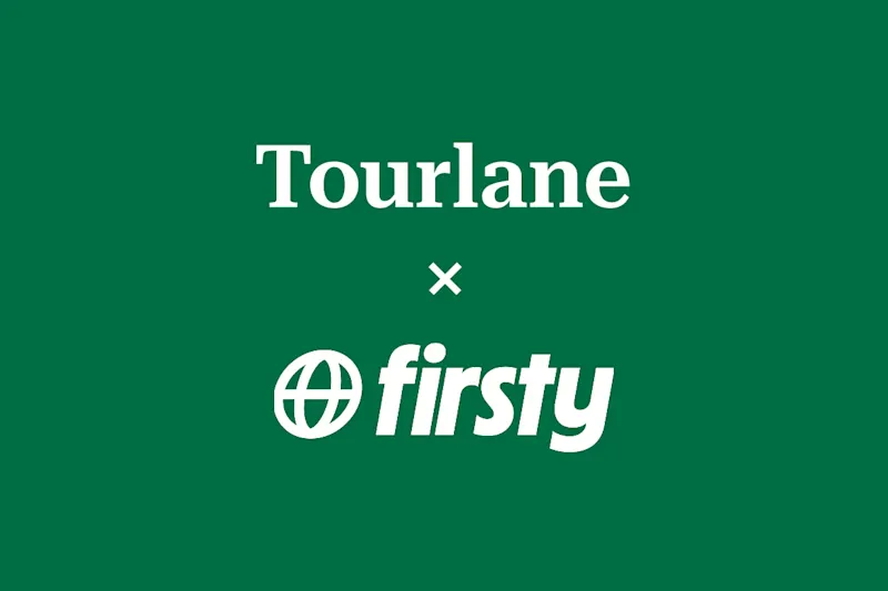 Weißer Text auf grünem Hintergrund: Tourlane über einem kleinen X, darunter das Wort Firsty und ein Globussymbol, das auf eine Zusammenarbeit zwischen Tourlane und Firsty hinweist.