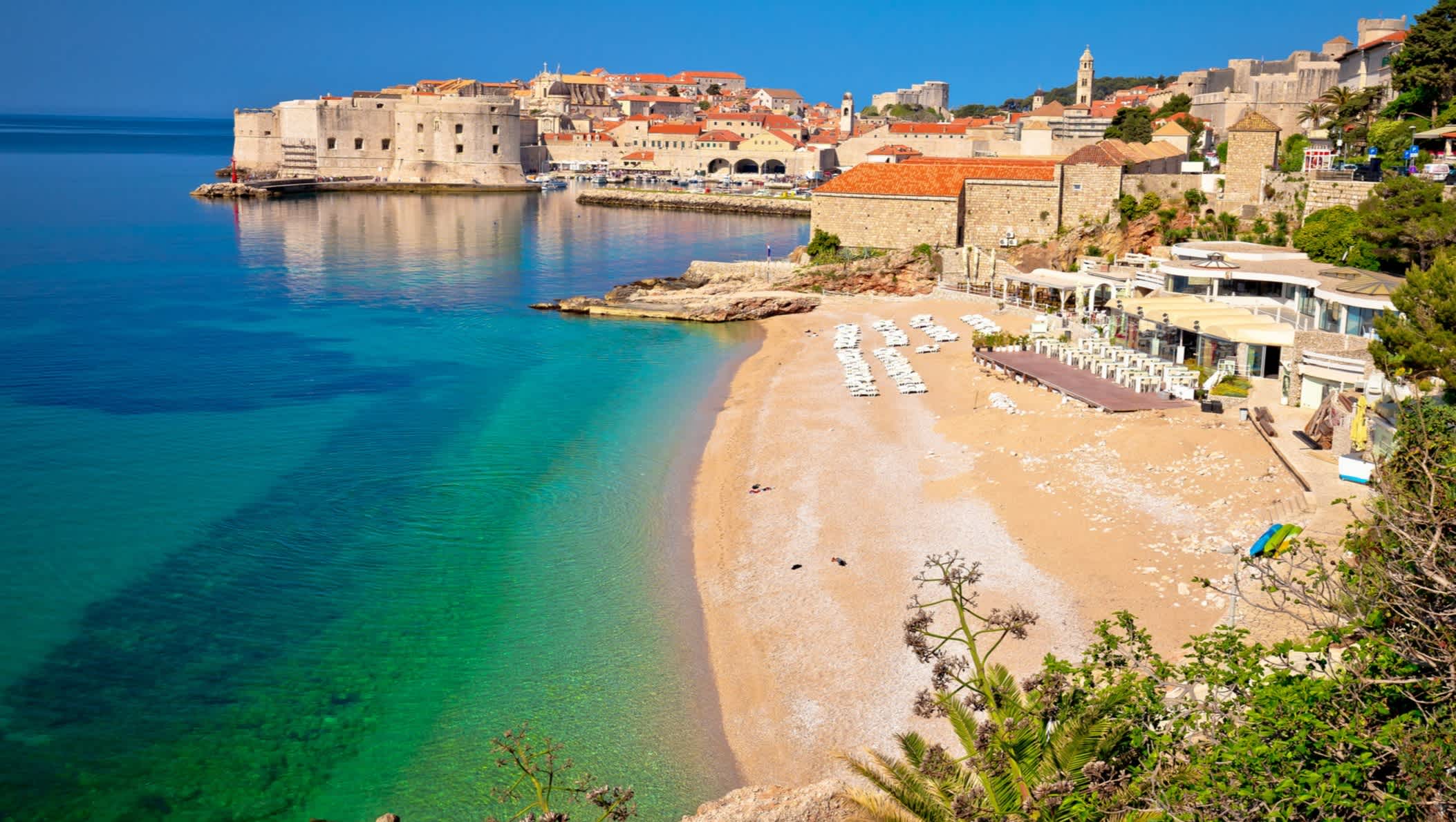 Plage de Banje à proximité de Dubrovnik en Croatie