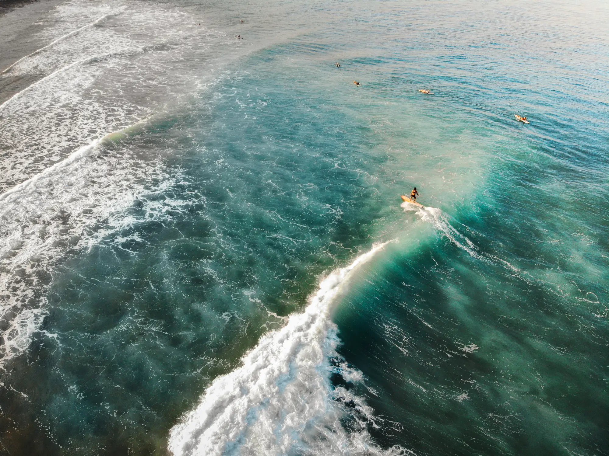 Surfer in San Juan La Union, Philippinen - Luftbild.


