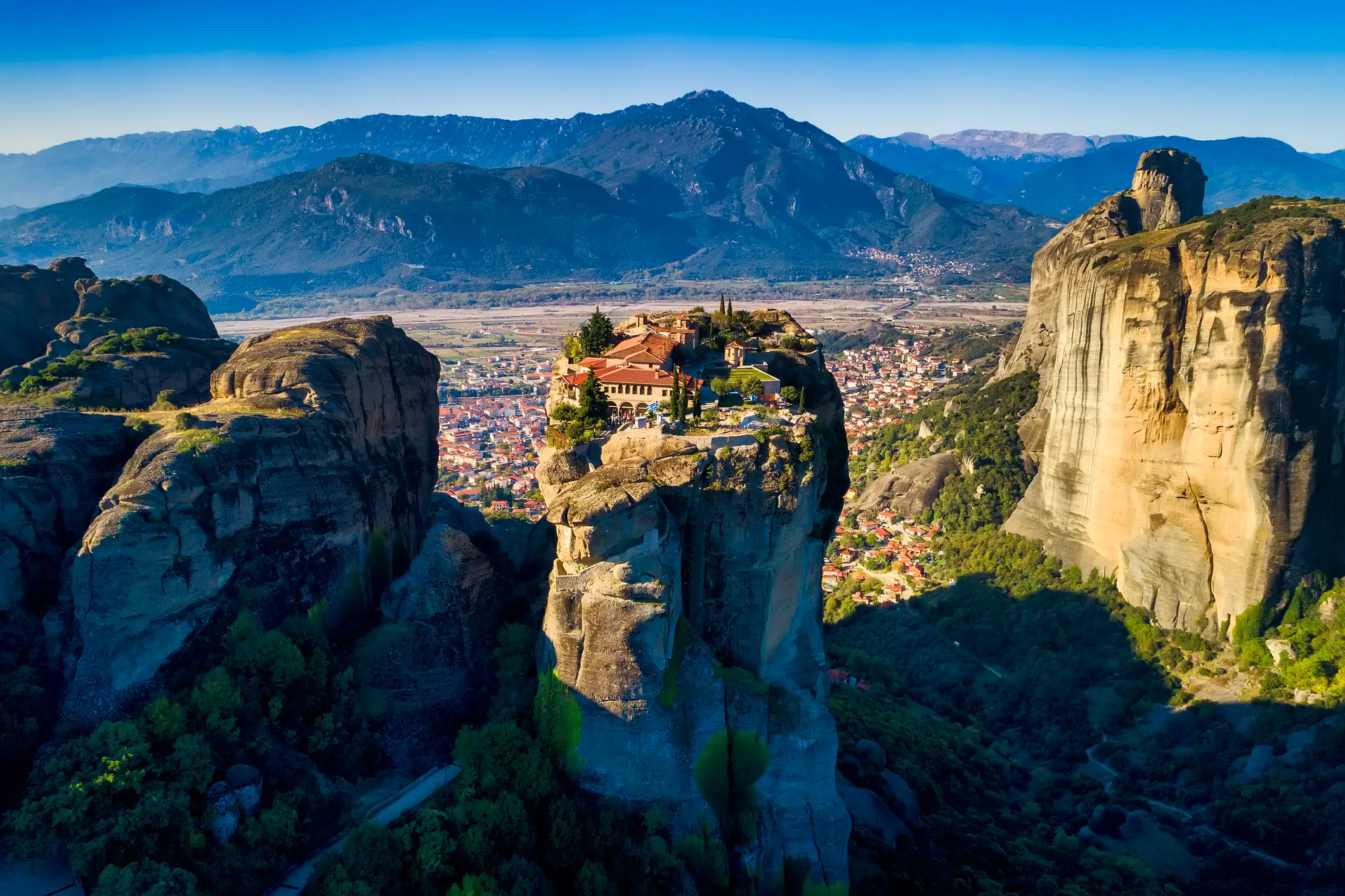 Luftaufnahme des Klosters der Heiligen Dreifaltigkeit in Meteora, Griechenland

