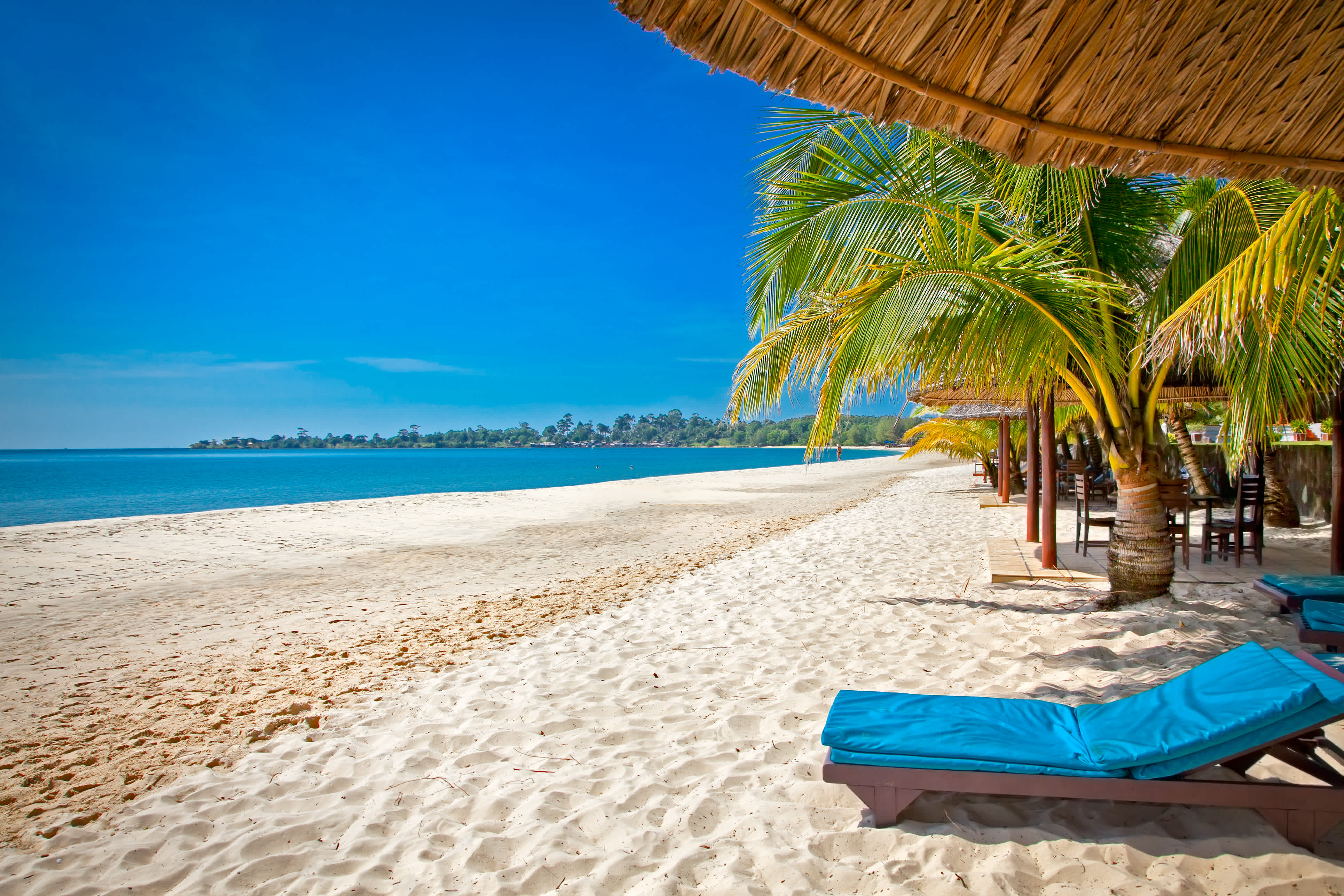 Chaise longue sur la plage de sable avec palmiers au Cambodge
