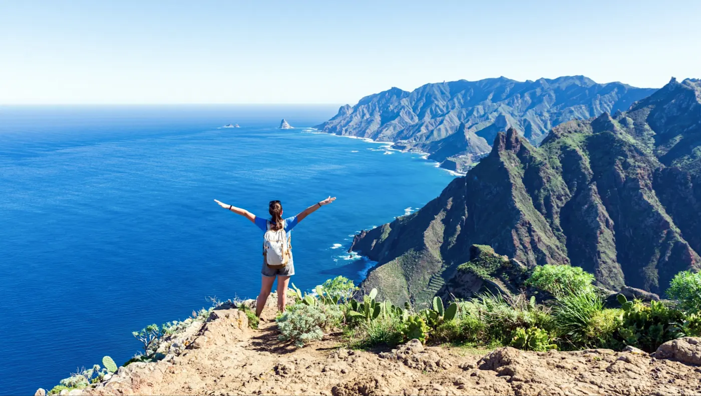 Espagne, Tenerife, Anaga Femme sur une falaise regardant la mer et les montagnes. Anaga, Tenerife, Espagne.