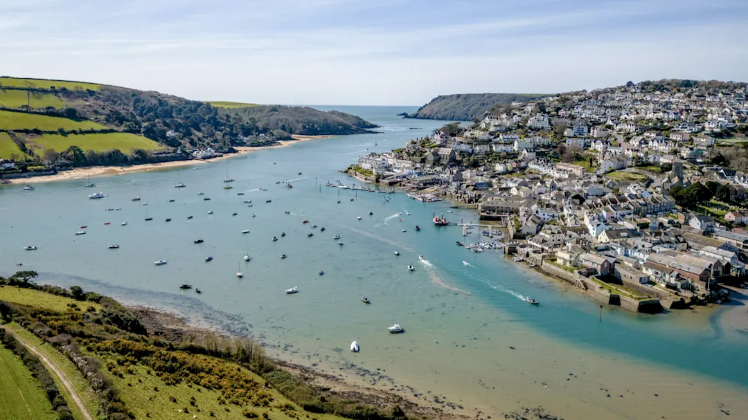 Blick auf das Meer und die Stadt von Salcombe in Devon, England. 