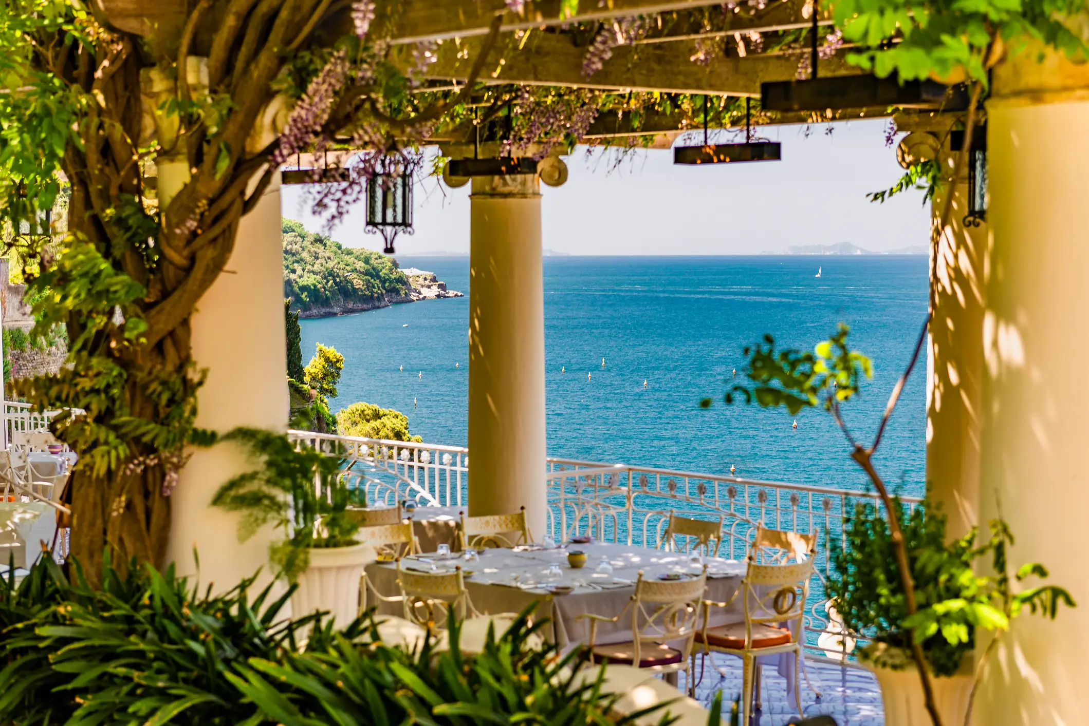 Ein Restaurant in der Stadt Positano an der Amalfiküste, Italien