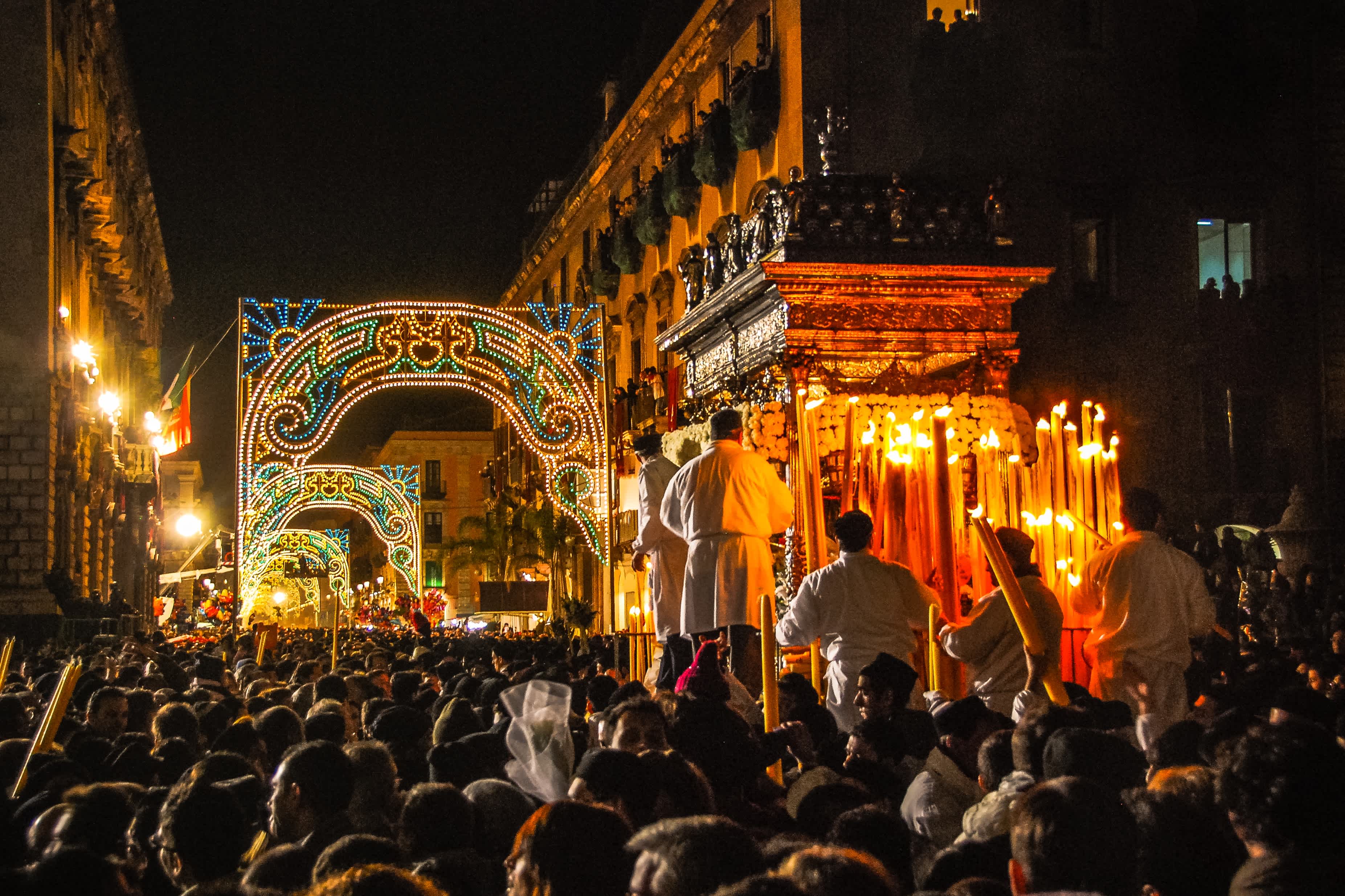 Menschenmasse bei Nacht versammelt sich um die Statue der Sant'Agata