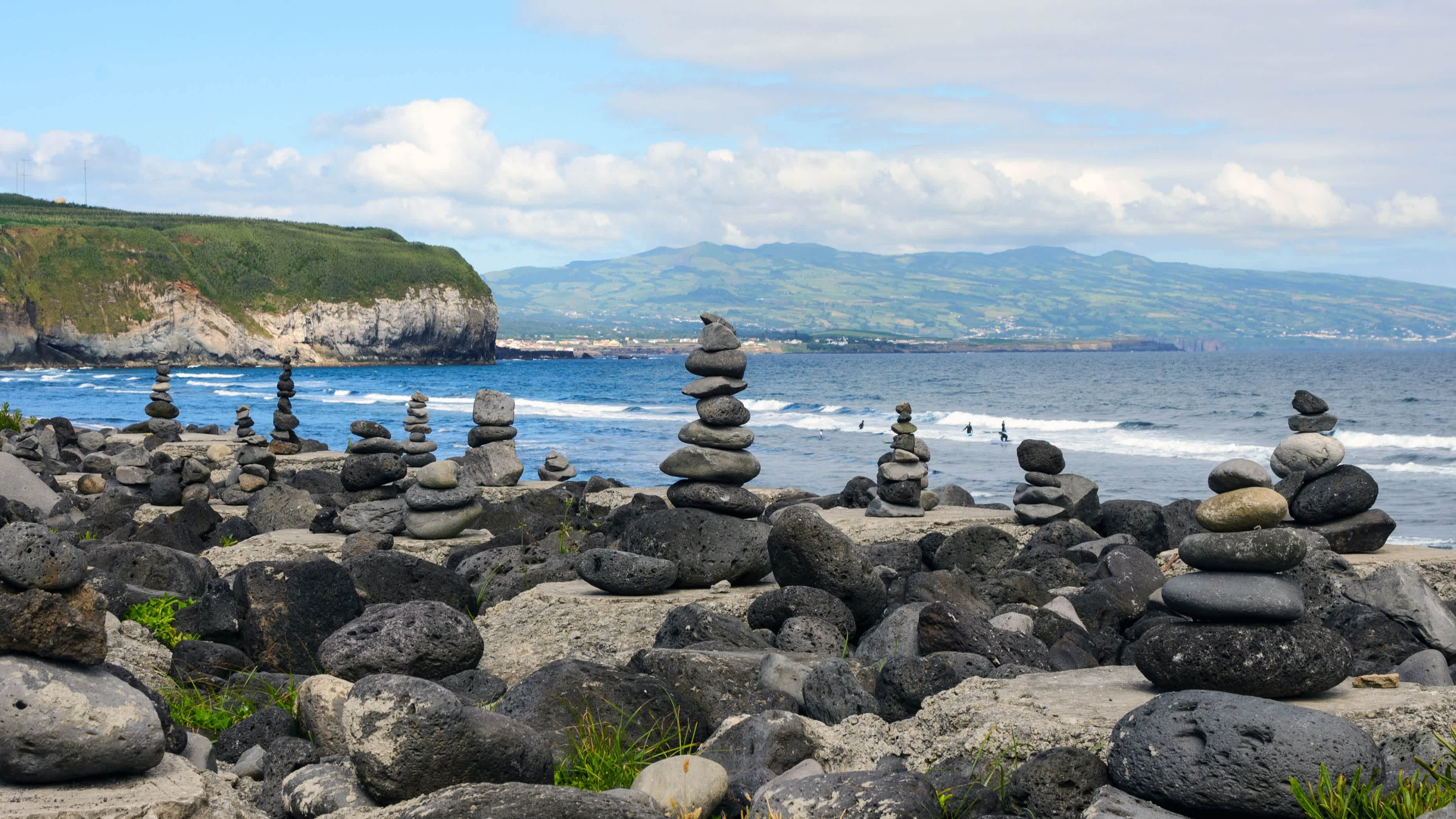 Sculptures en galets sur la plage de Praia do Areal de Santa Barbara, île de San Miguel, Açores, Portugal.