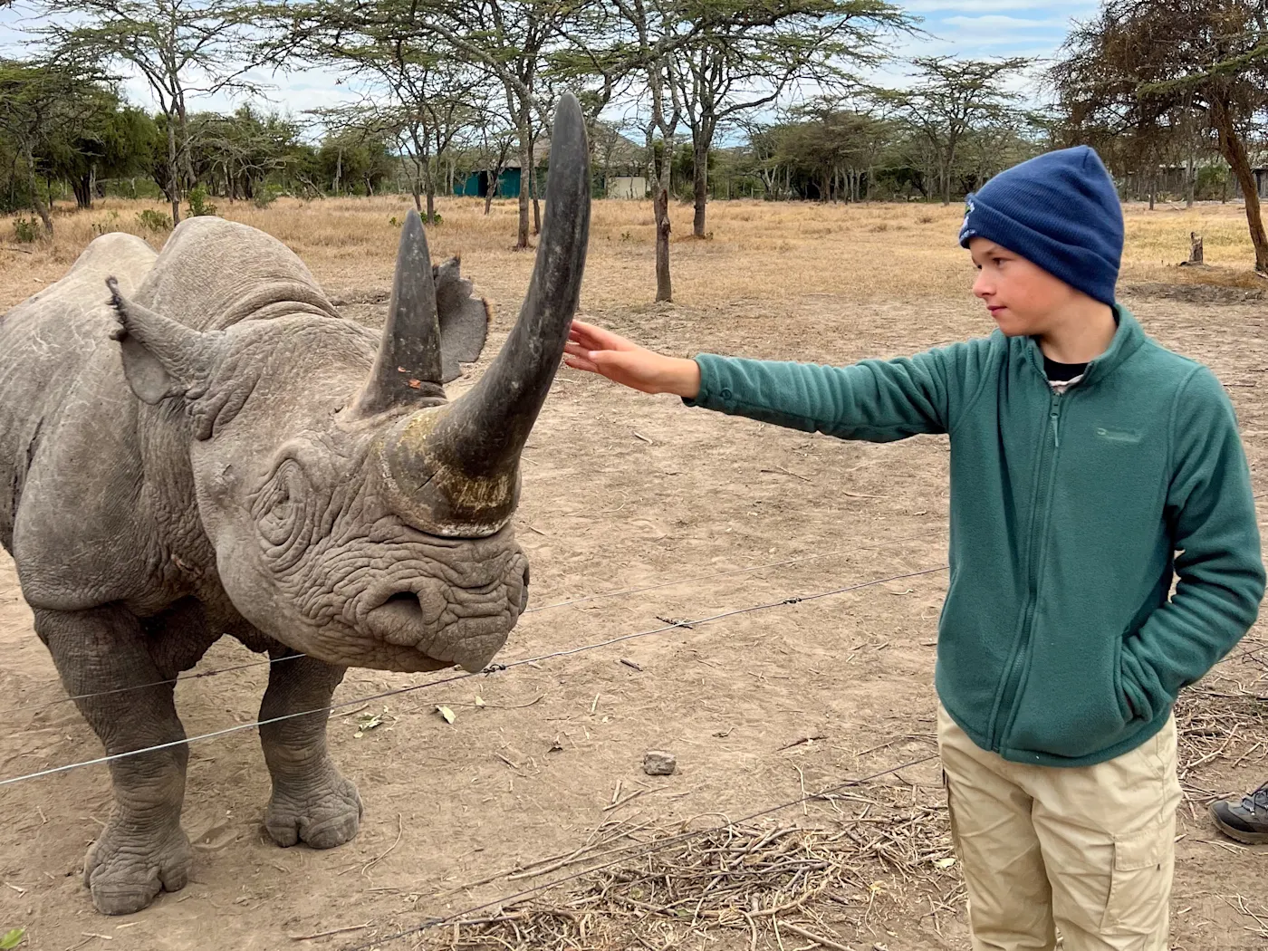 Kenia, Joanna Hanisevski Joanna Hanisevski’s Sohn sieht ein Nashorn in einem Tierschutz-Wildpark in Kenia