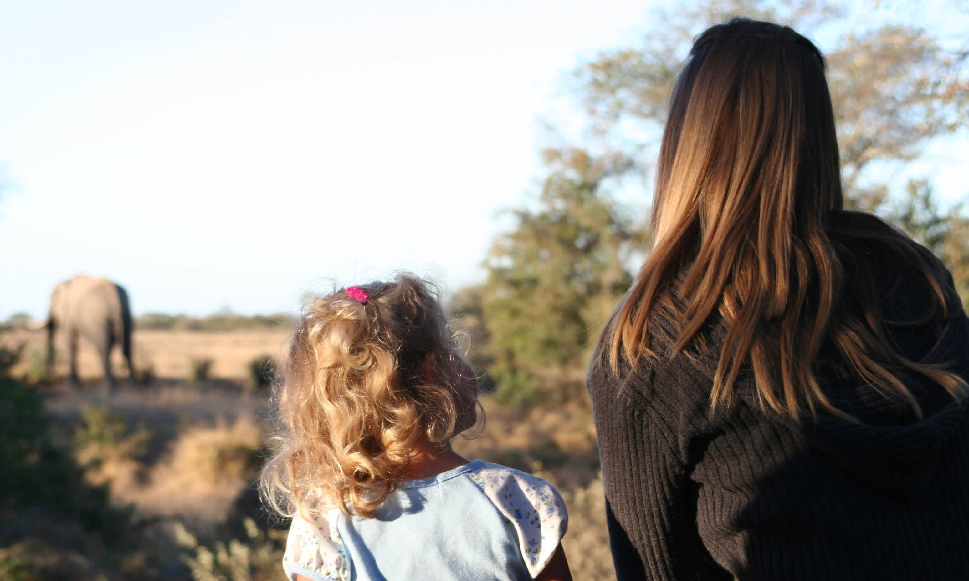Afrique du Sud, voyage en famille, petite fille et sa maman en train d'observer des éléphants