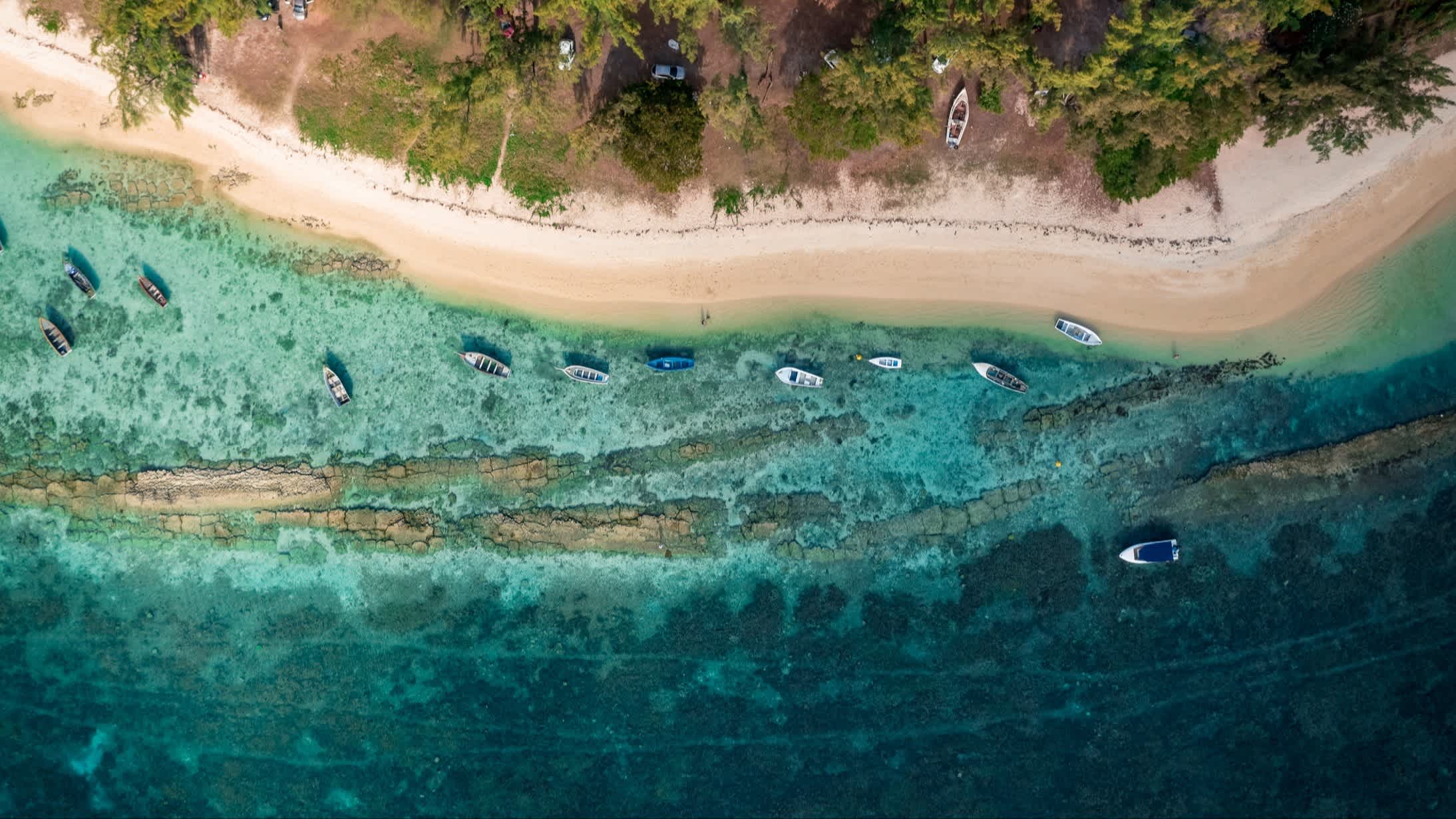 Luftaufnahme vom türkisblauen Meer am La Cuvette Beach, Norden, Mauritius.