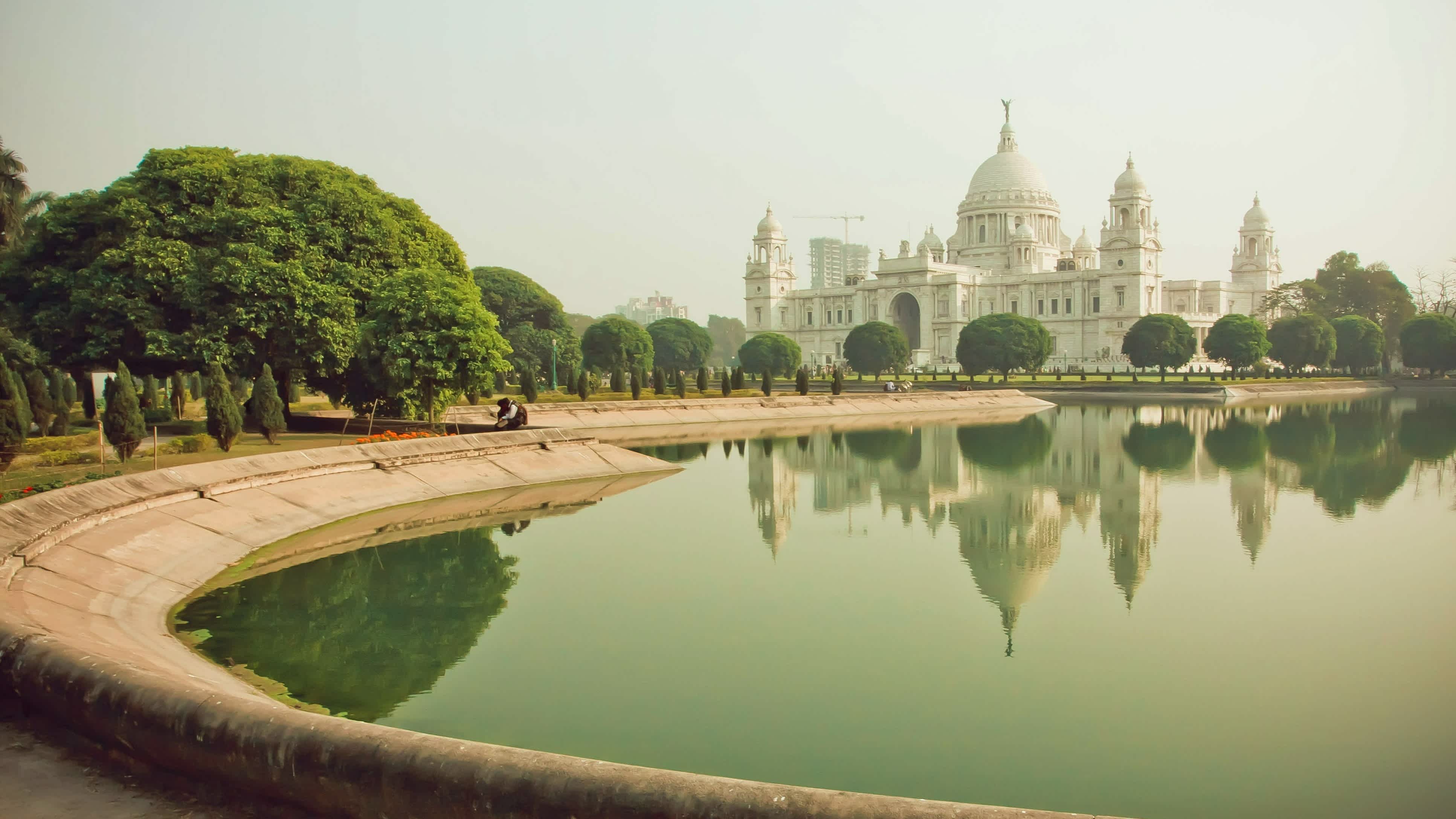 Vue sur Victoria Memorial Hall se réflètant dans l'eau à Calcutta, Inde