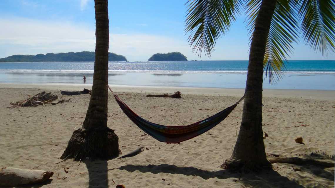 Bunte Hängematte am Strand von Samara, Costa Rica
