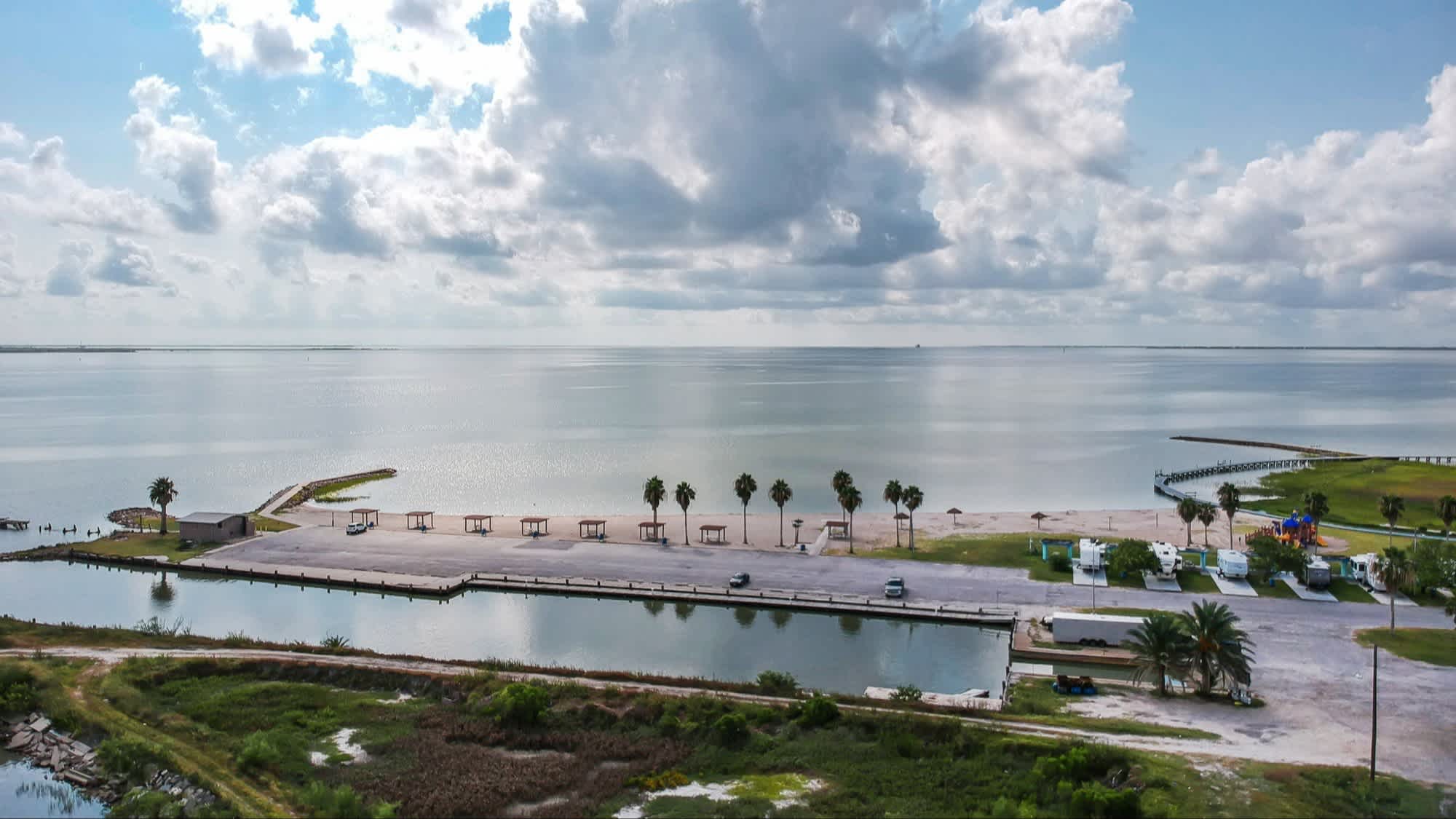 Der Strand Magnolia Beach, Port Lavaca, Texas, USA bei blauem Himmel und Sonne mit Blick auf die Bucht aus der Luft.