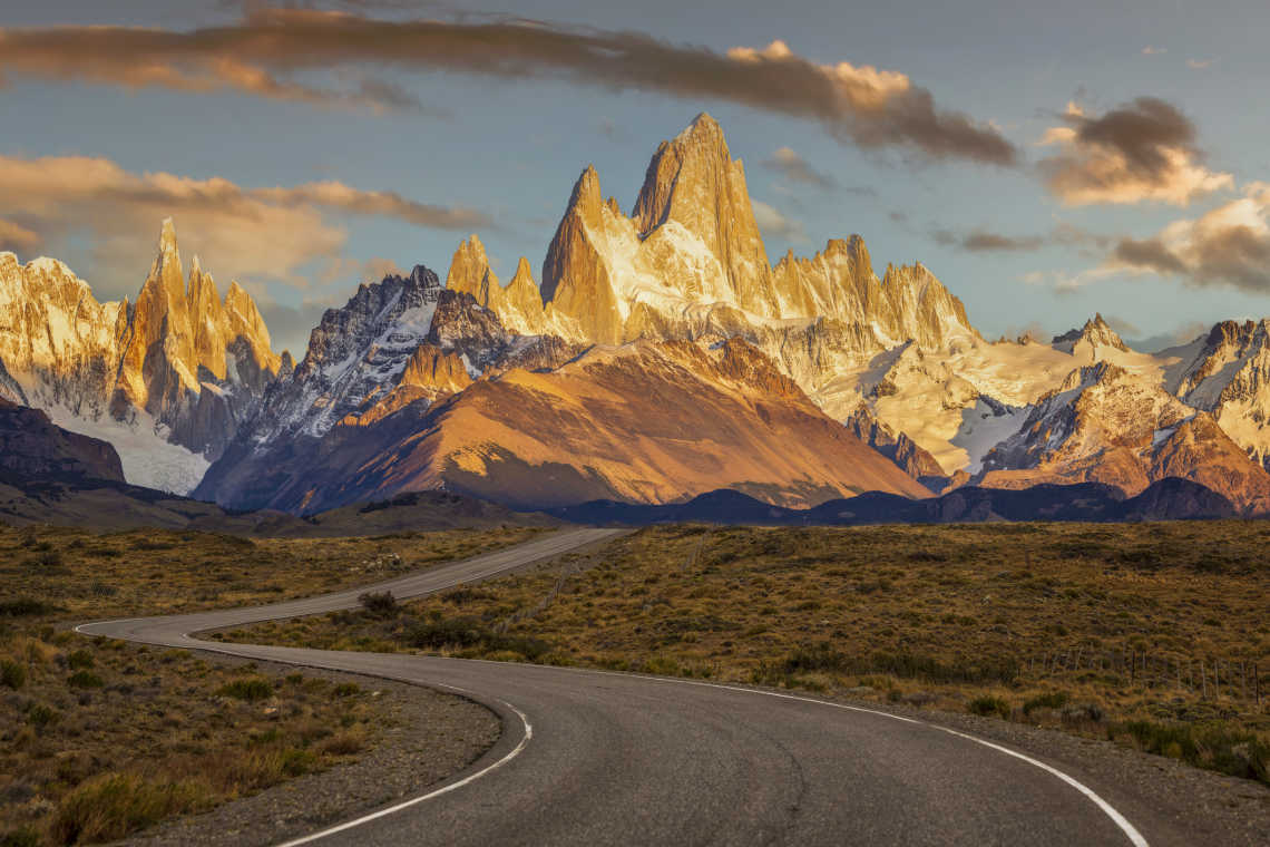 Eine kurvenreiche Straße führt zum Berg Fitz Roy, den umliegenden Bergen und der Stadt El Chalten, Argentinien