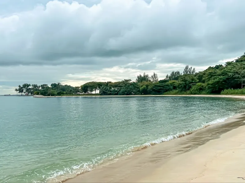 Lazarus Island à Singapour est une plage tropicale isolée aux eaux cristallines et au sable blanc, parfaite pour une retraite paisible et pour se détendre dans la nature.