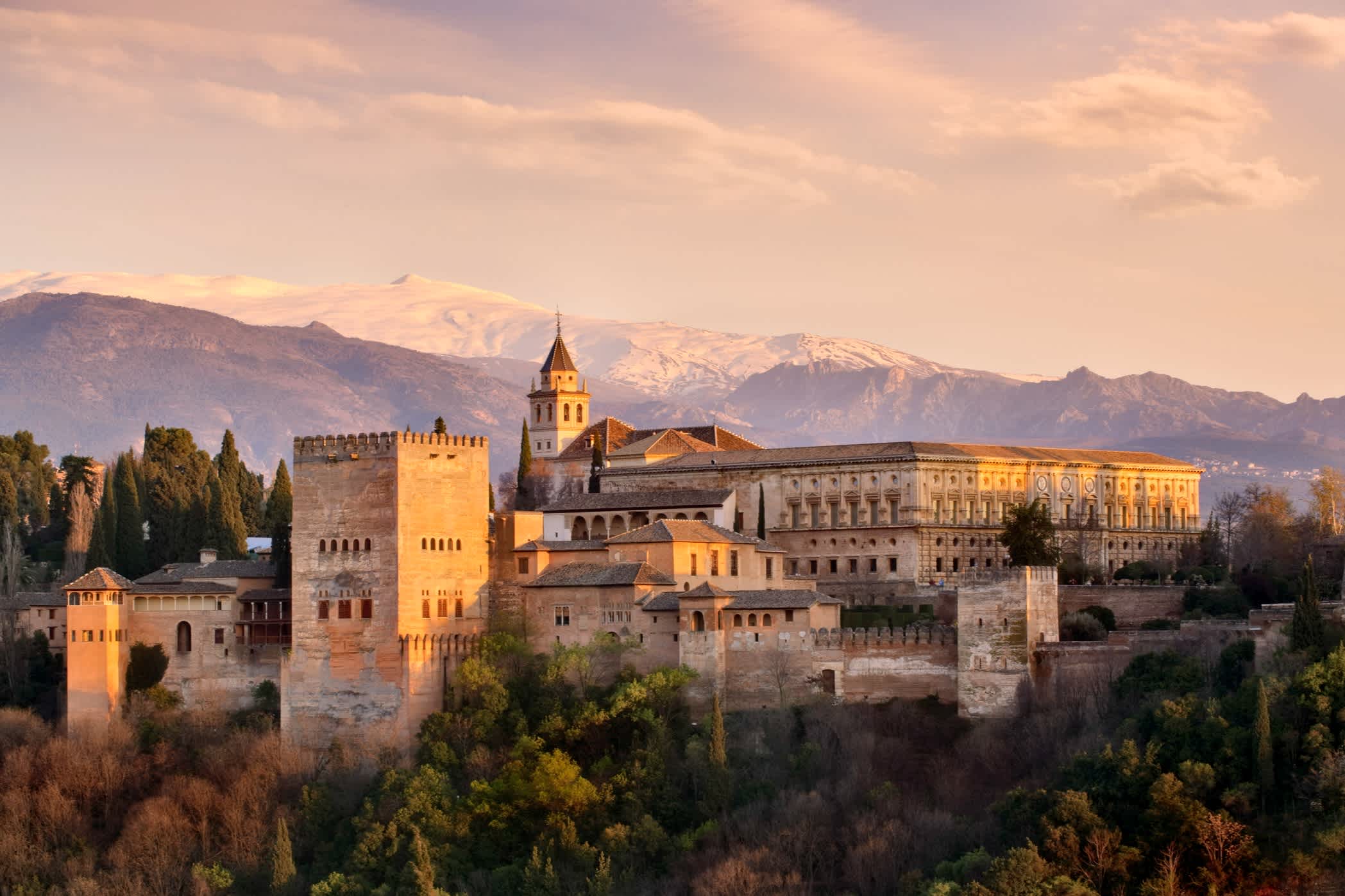 Alhambra und schneebedeckte Berge im Hintergrund