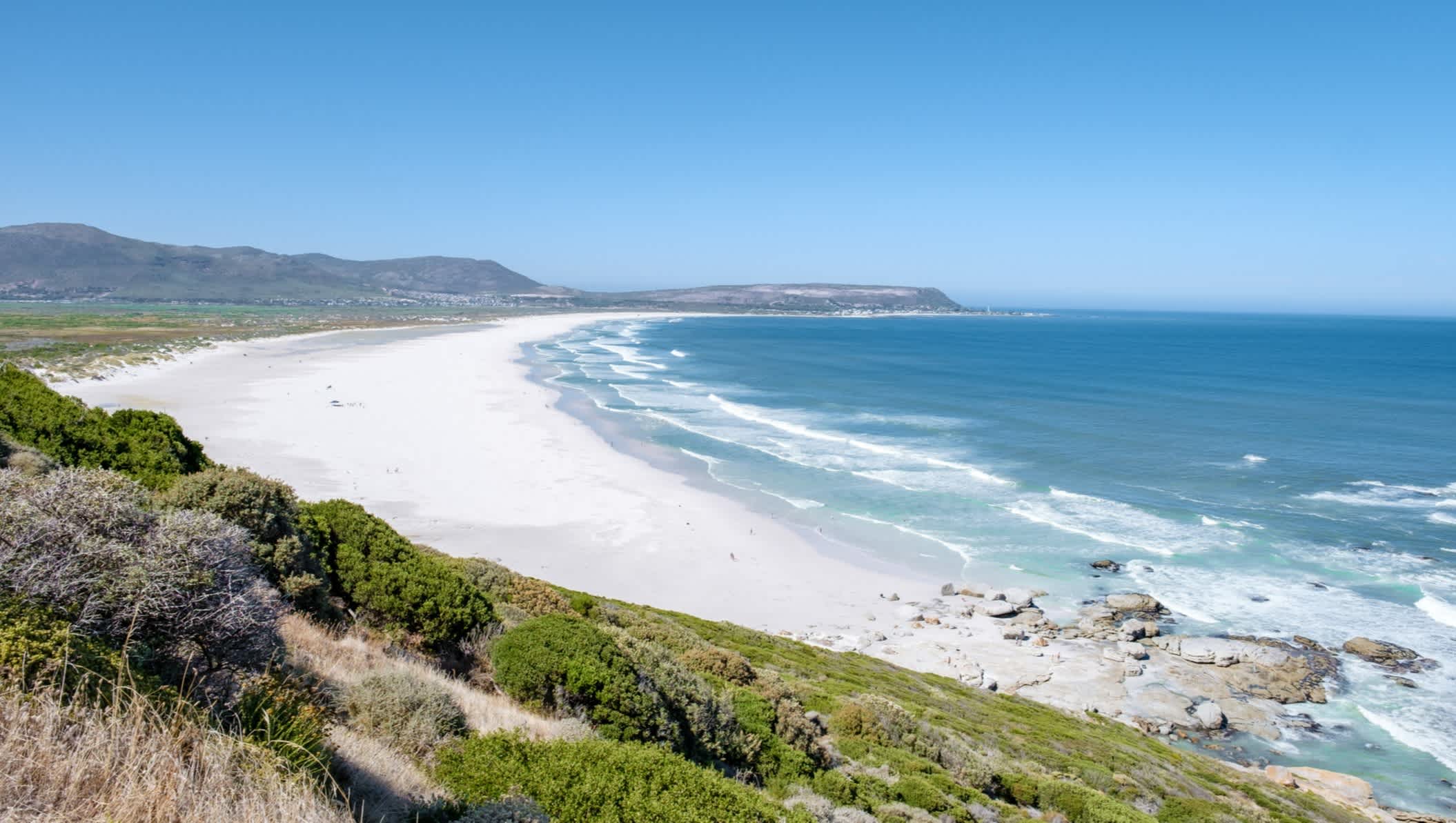 La belle plage de sable blanc de Noordhoek, située le long de Chapman's Peak Drive à proximité du Cap, Afrique du Sud.