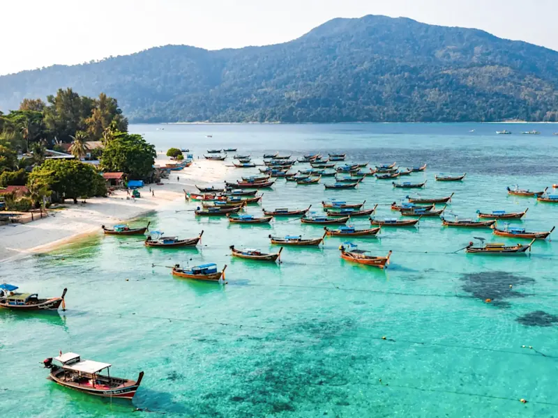 Traditionelle Longtail-Boote im klaren türkisfarbenen Wasser. Koh Lipe, Satun, Thailand.