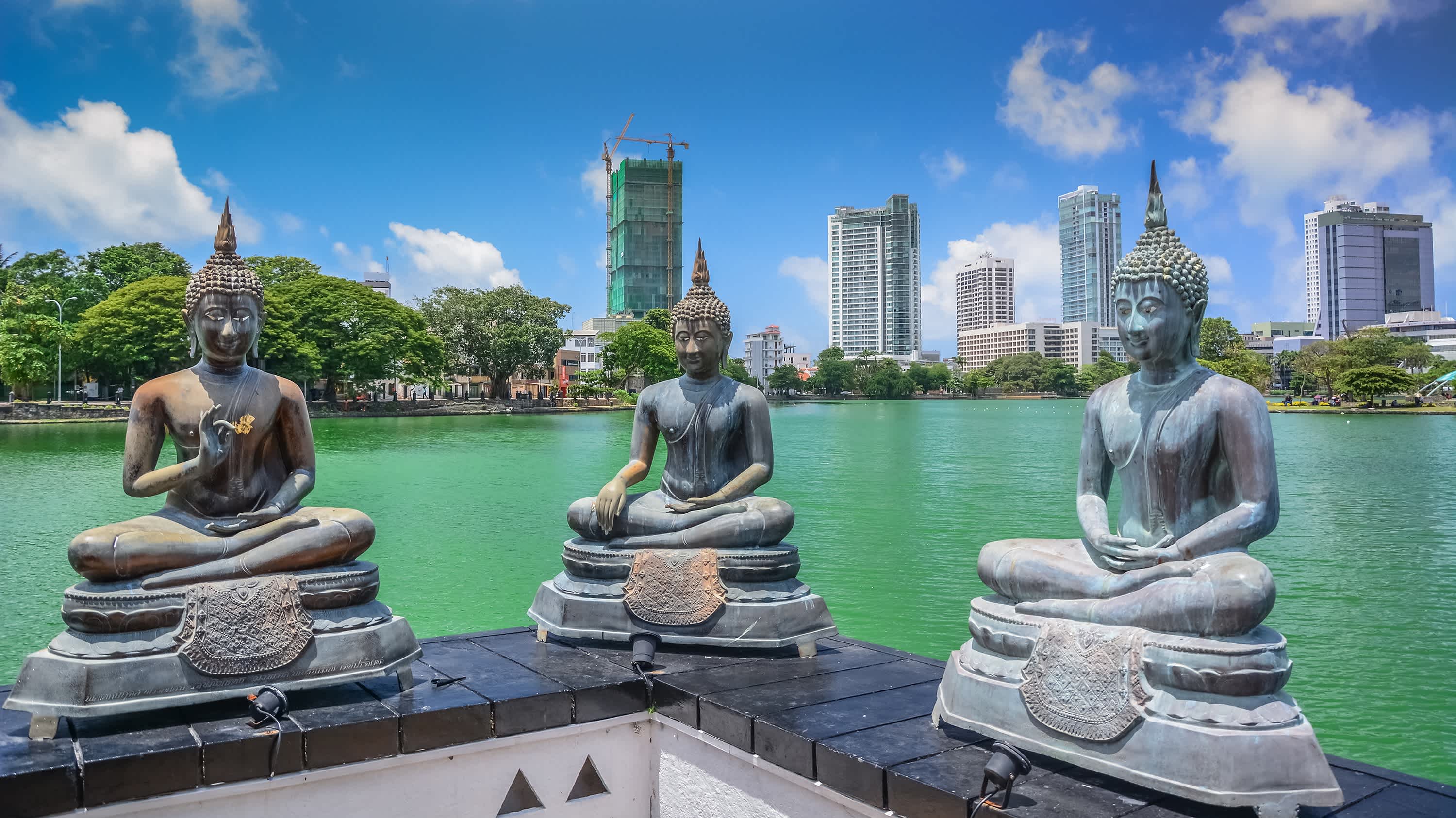 Die Haupstadt Colombo in Sri Lanka, buddhistische Statuen am Rand von einem See