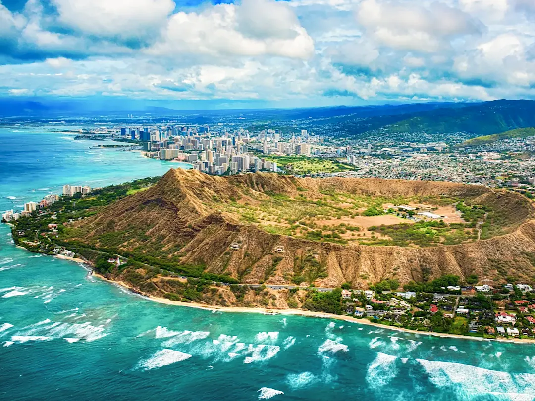 Atemberaubende Aussicht auf Diamond Head und Waikiki in Honolulu, Hawaii, USA.