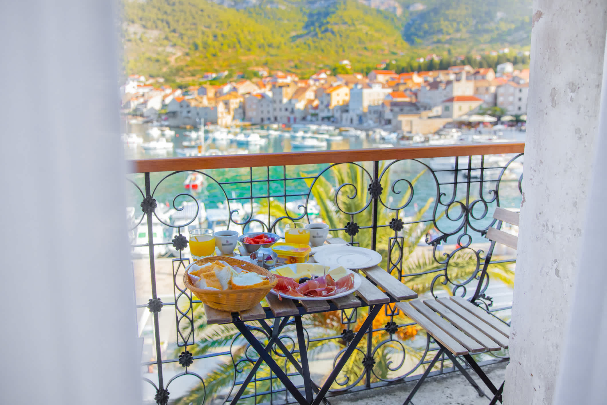 Frühstück auf Balkon mit Meerblick im Ferienort in Kroatien