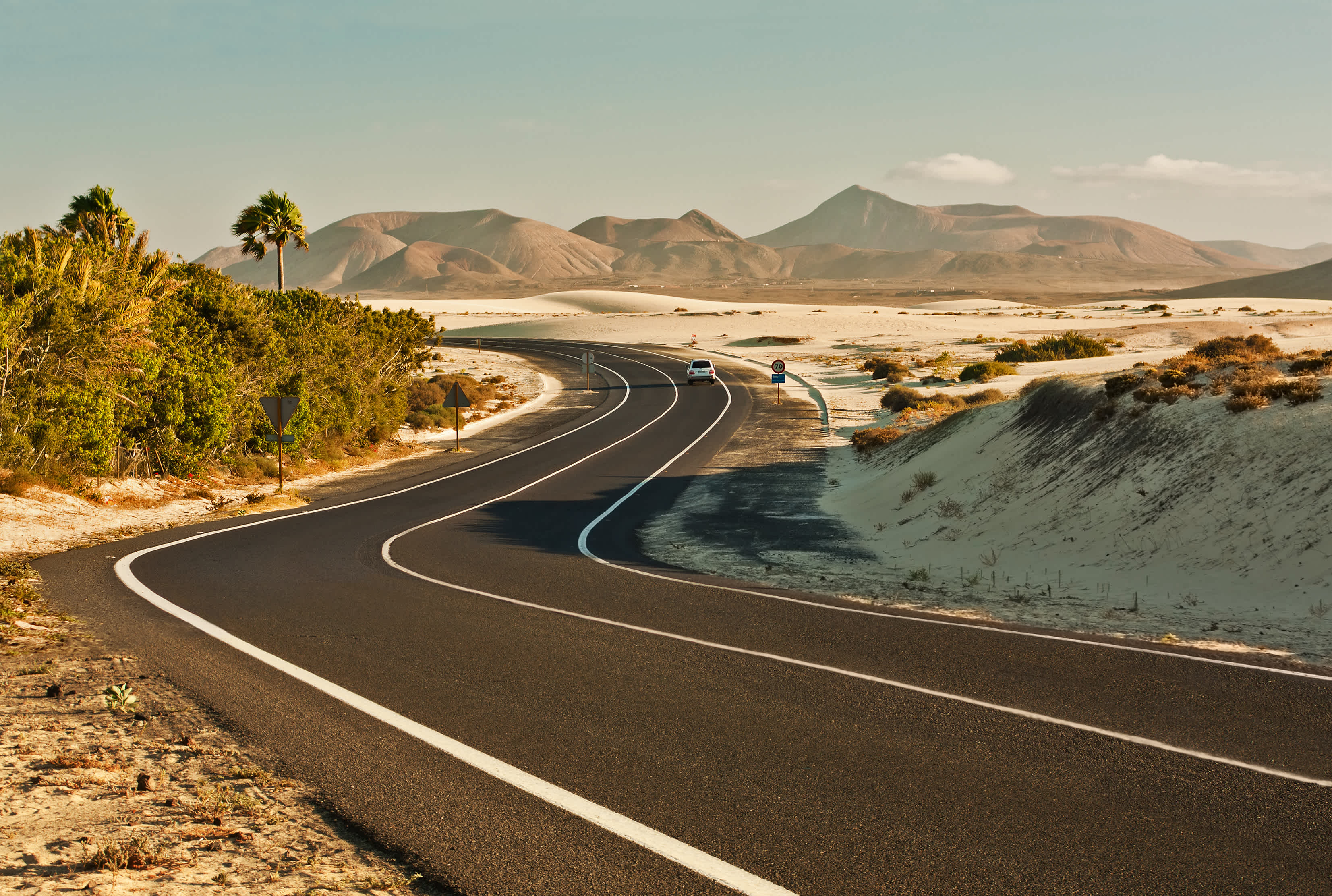 Kurvenreiche Straße über die Dünen von Corralejo, Fuerteventura, Kanarischen Inseln, Spanien.

