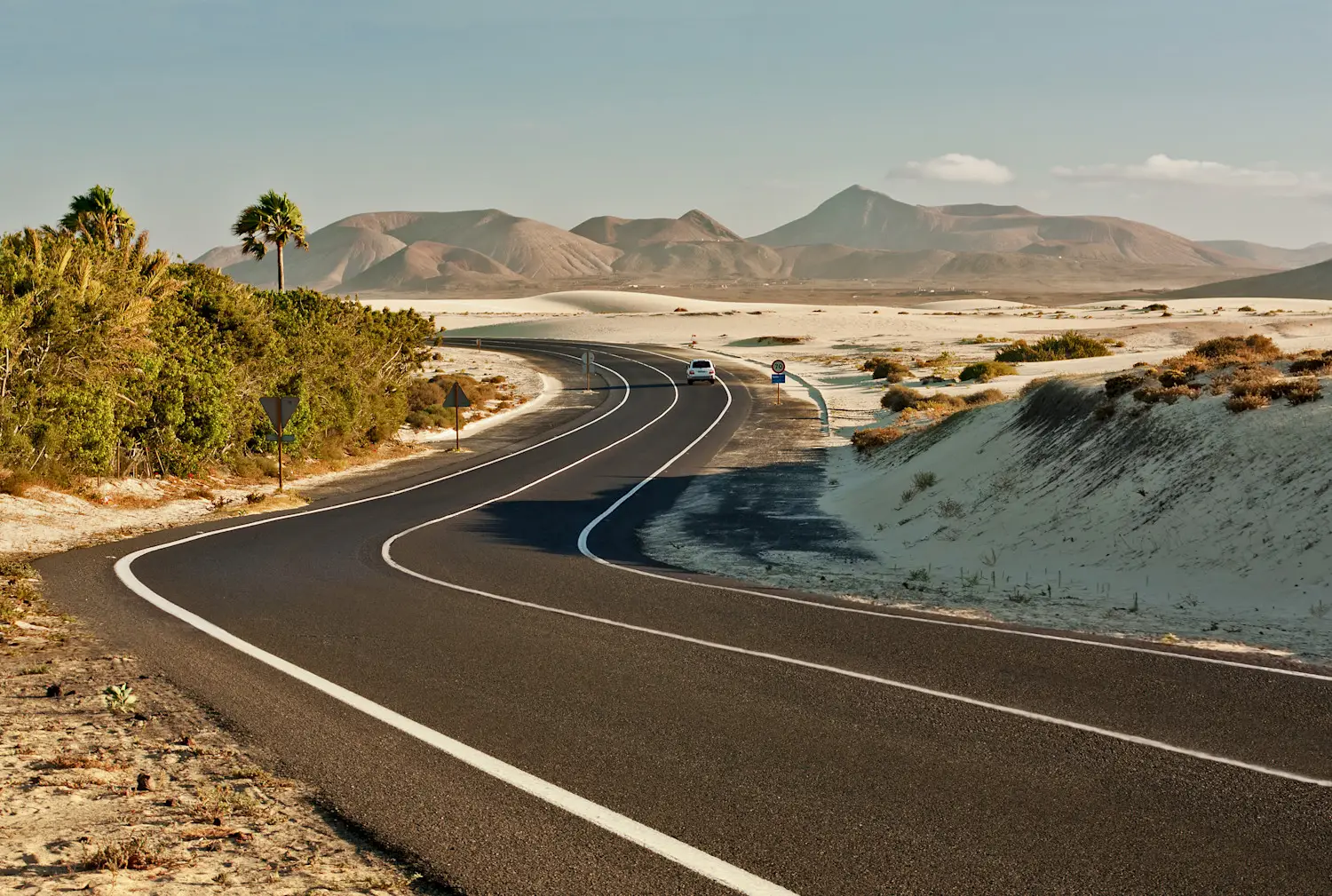 Kurvenreiche Straße über die Dünen von Corralejo, Fuerteventura, Kanarischen Inseln, Spanien.

