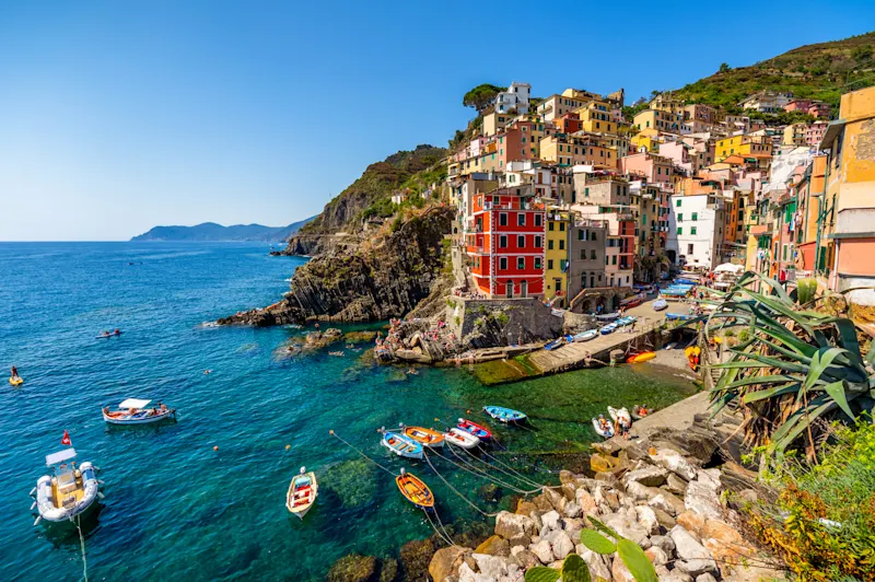 Blick auf das Dorf Riomaggiore im Nationalpark Cinque Terre, Ligurien Italien